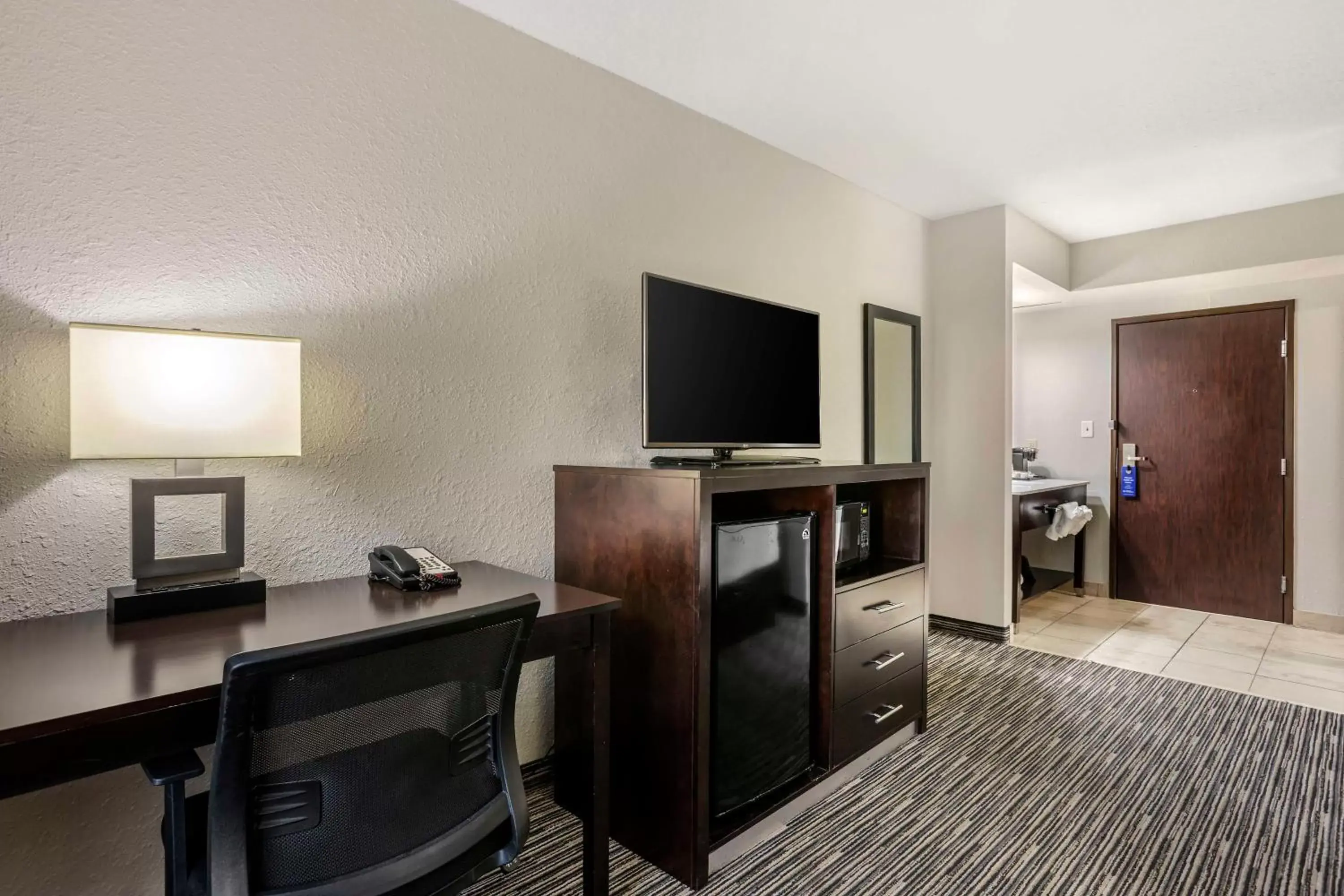 Bedroom, TV/Entertainment Center in Best Western Plus Jonesboro Inn & Suites