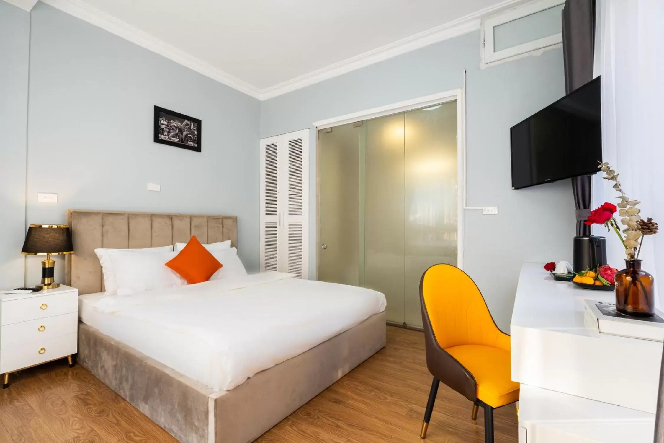 Photo of the whole room, Bed in Hanoi Memory Legends Hotel Photo of the whole room, Bed in Hanoi Memory Legends Hotel