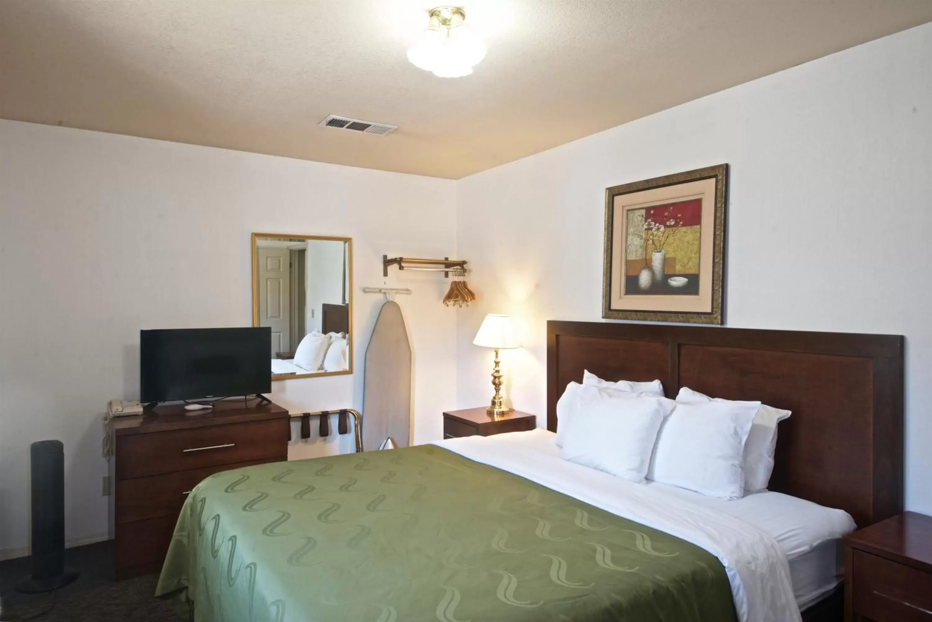 Bed in Quality Inn Yosemite Valley Gateway