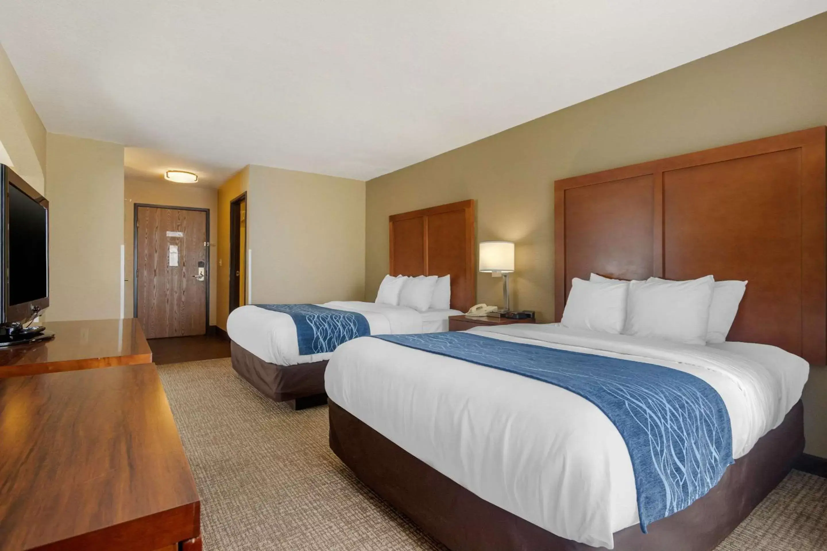 Photo of the whole room, Bed in Comfort Inn & Suites Pittsburg