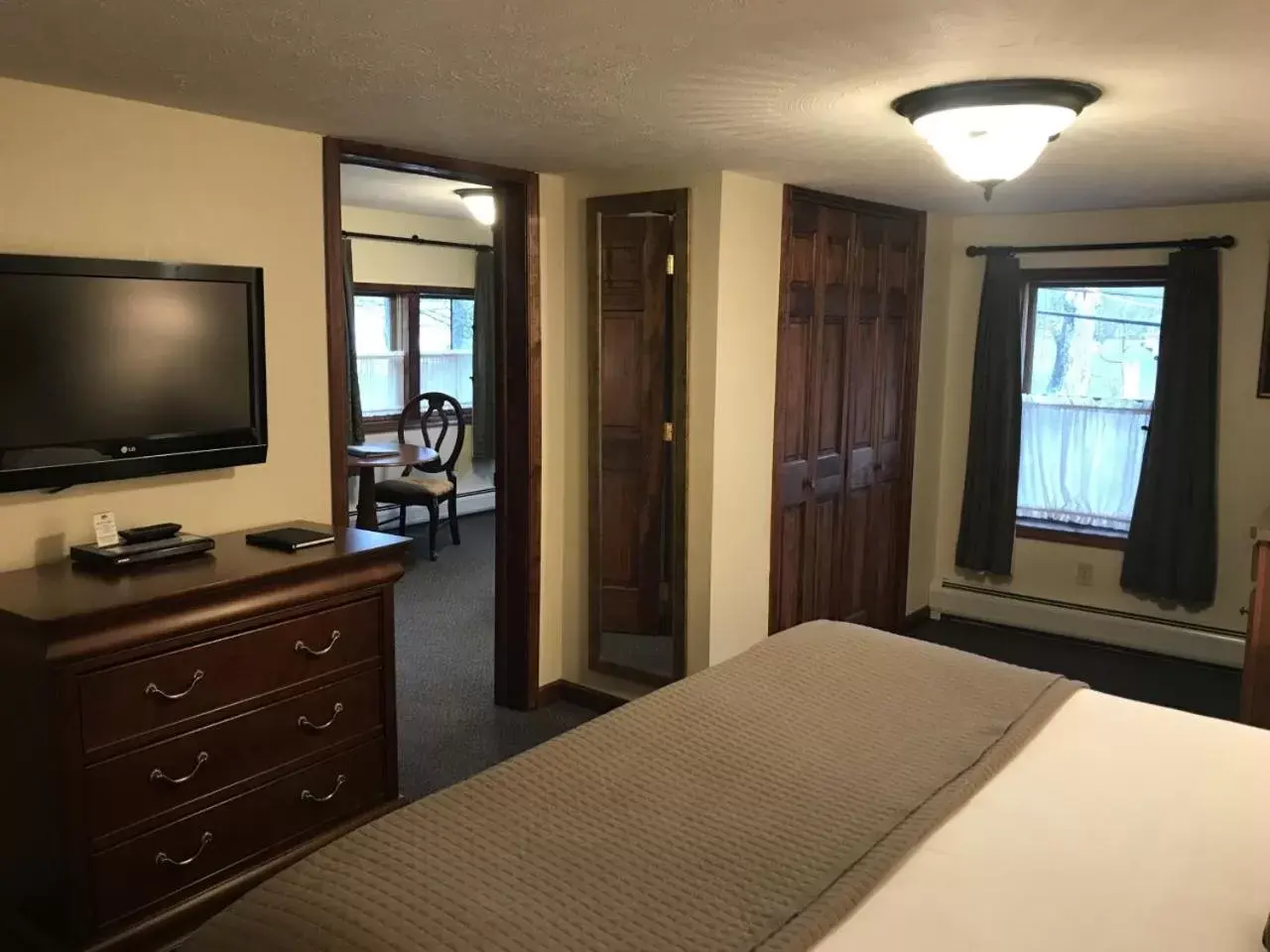 Bedroom, TV/Entertainment Center in Woodfield Manor - A Sundance Vacations Property