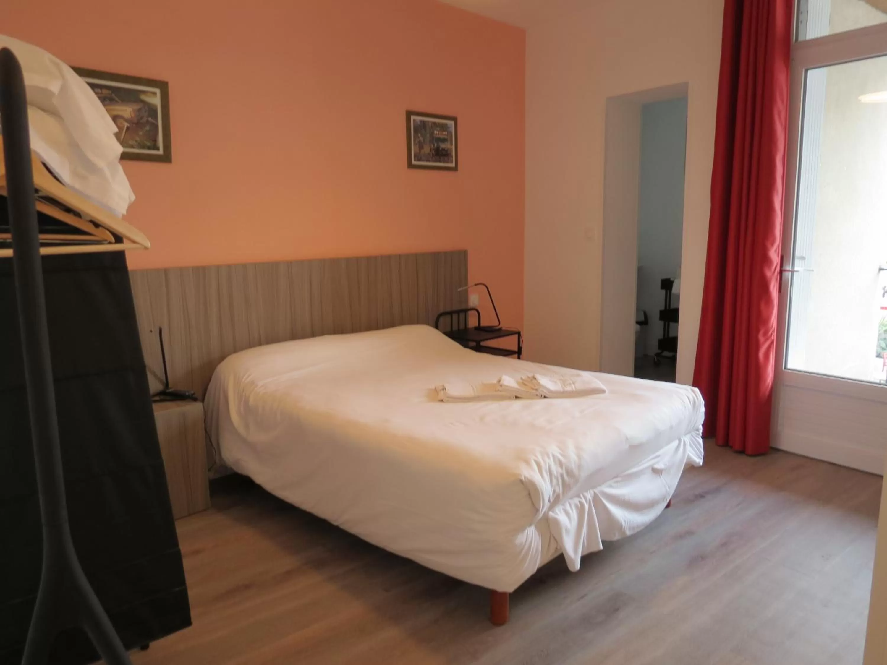 Photo of the whole room, Bed in Hotel le Faisan