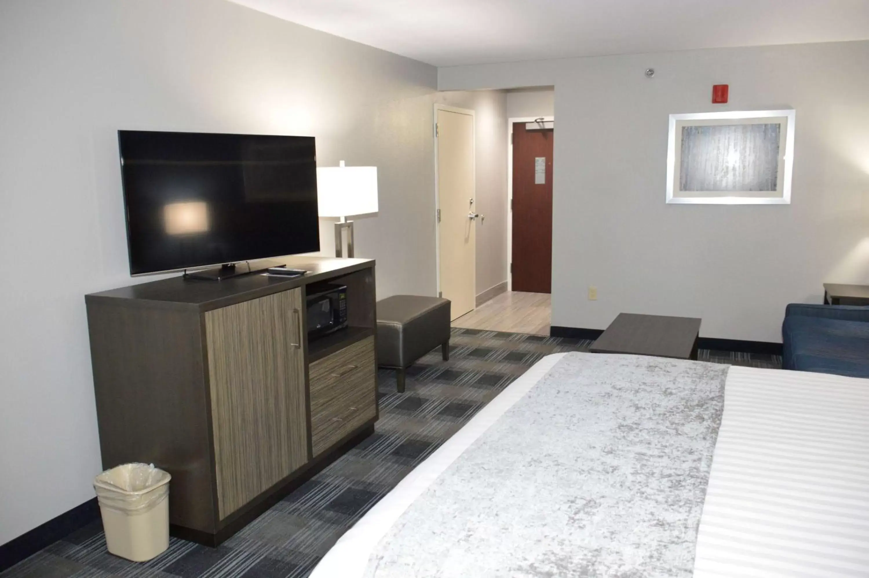 Photo of the whole room, TV/Entertainment Center in Best Western Town Center Inn