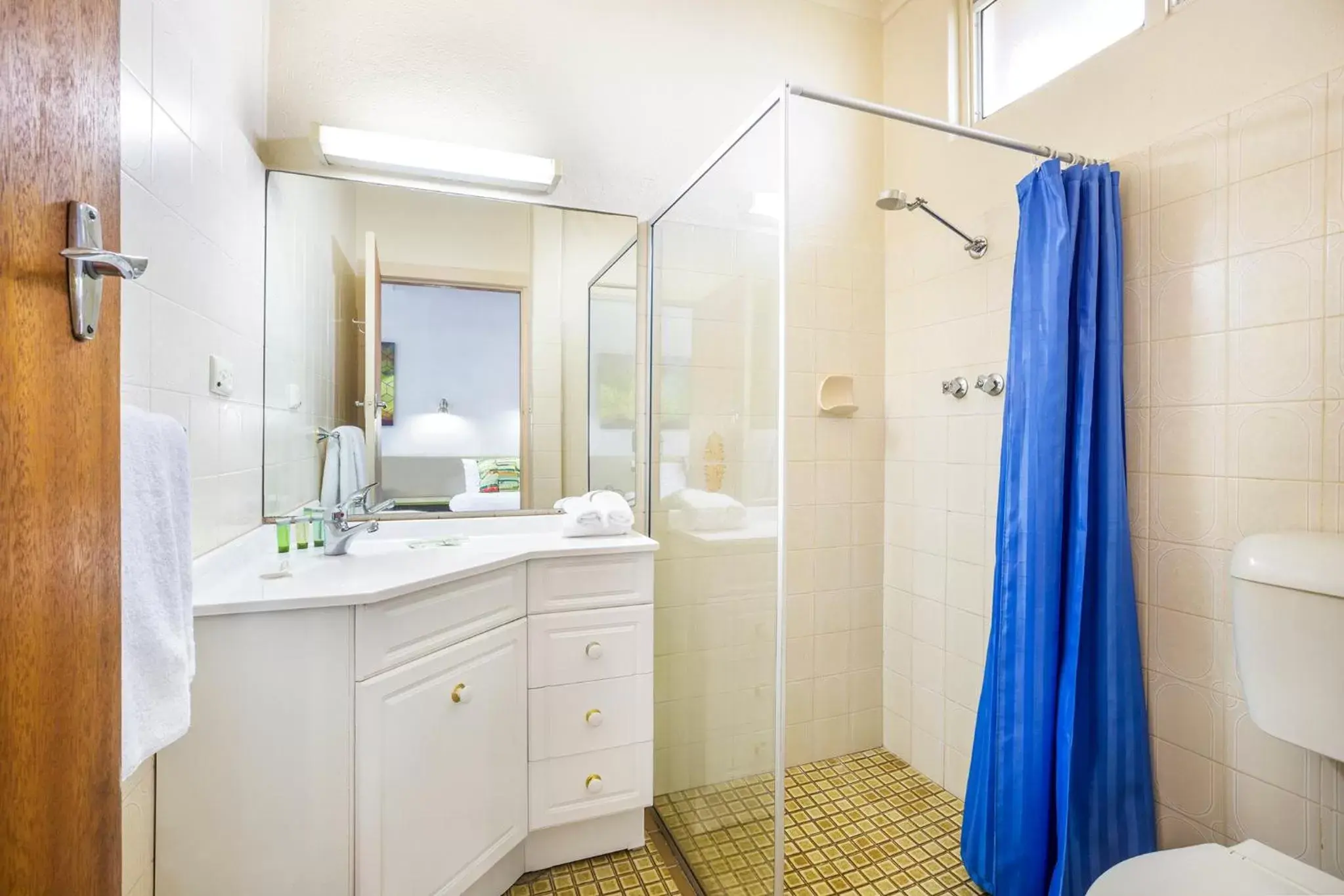 Shower, Bathroom in Boomerang Hotel