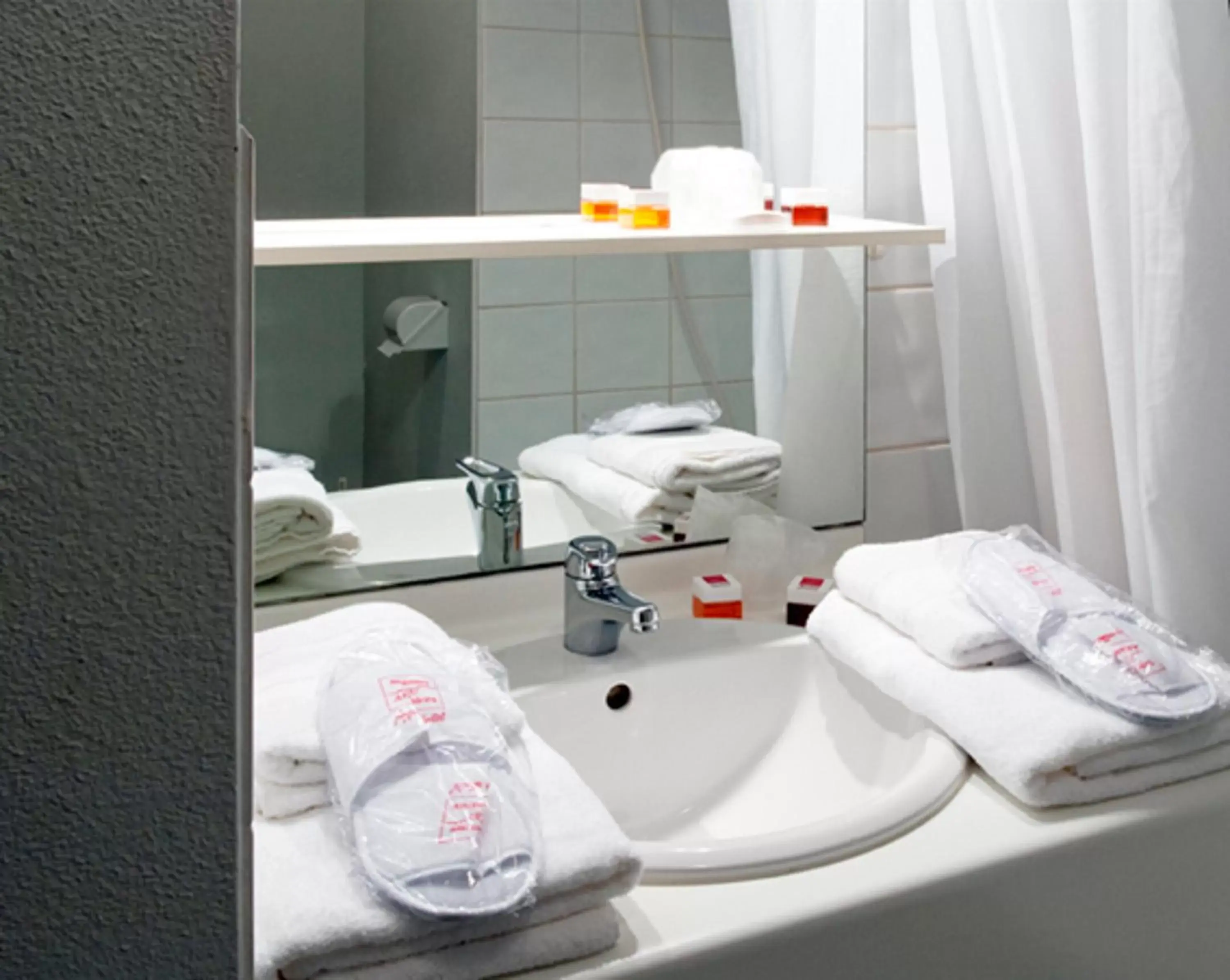 Bathroom in Séjours & Affaires Rouen Normandie