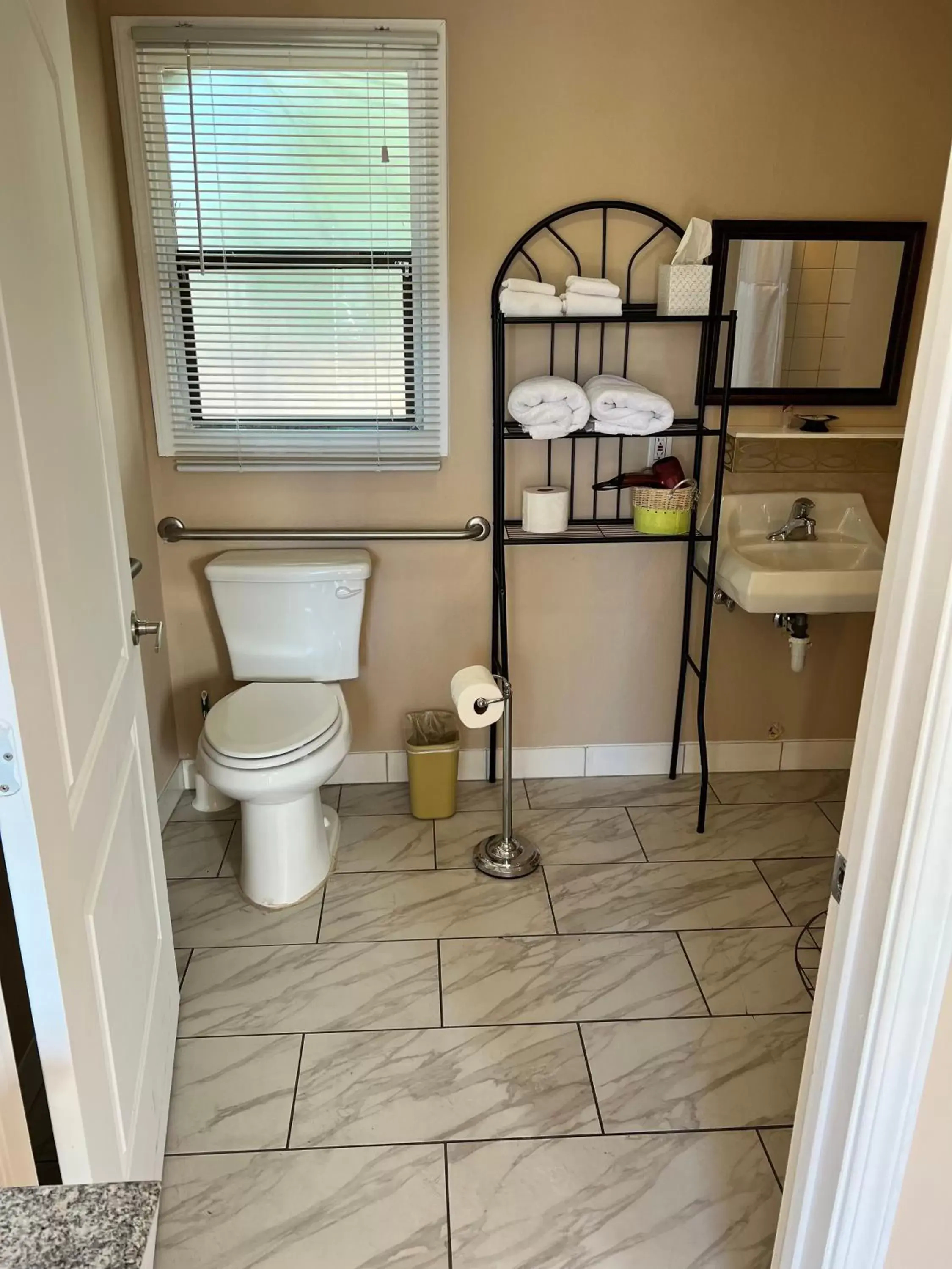 Bathroom in Great House Motel