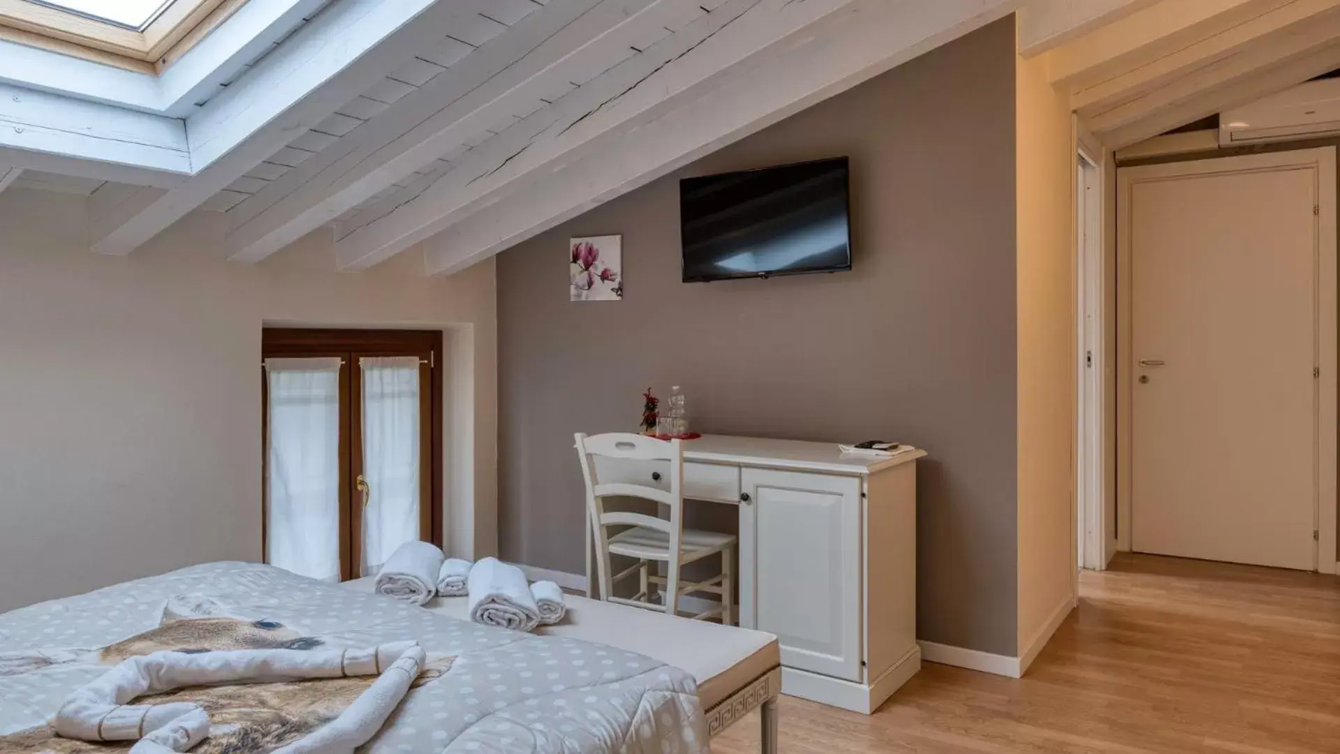 Property building, TV/Entertainment Center in Cascina Volta