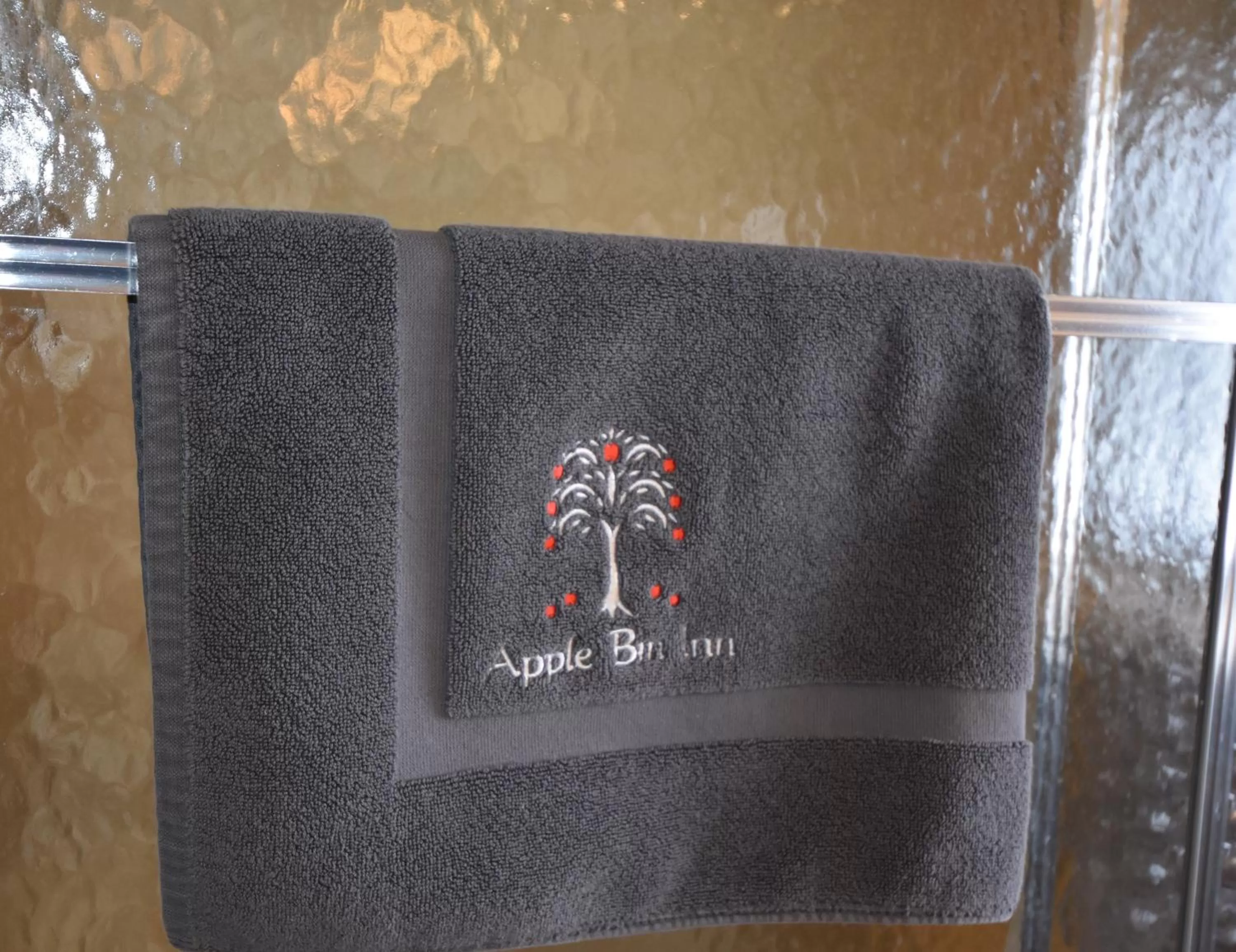 Property Logo/Sign in Apple Bin Inn