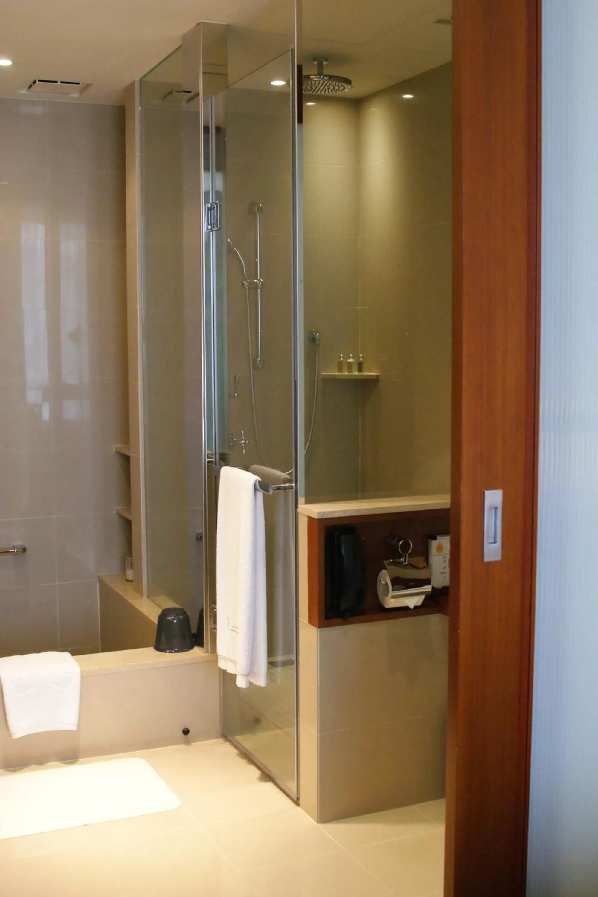 Bathroom, Bed in San Want Residences Taipei