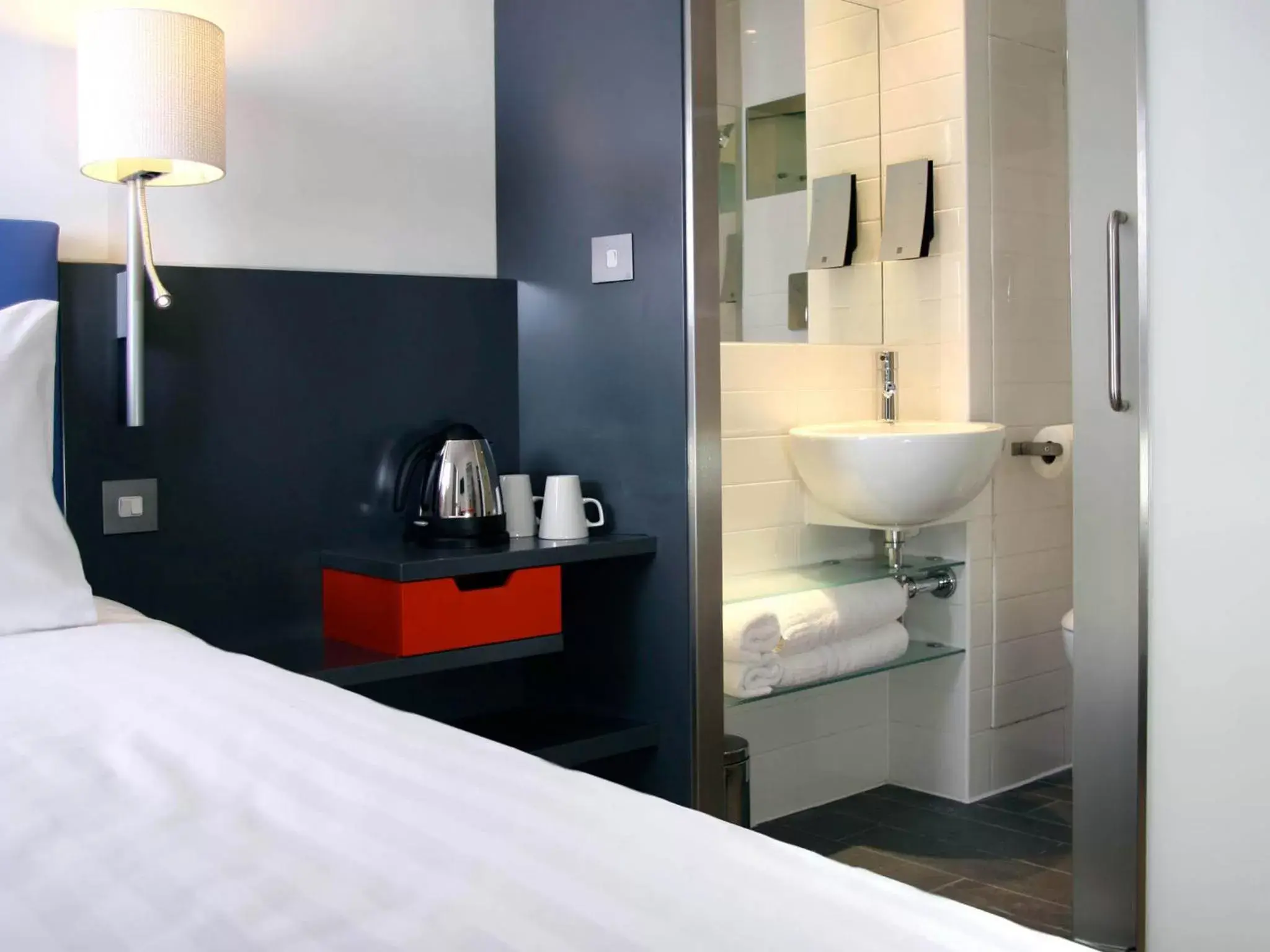Coffee/tea facilities, Bathroom in Sleeperz Hotel Cardiff