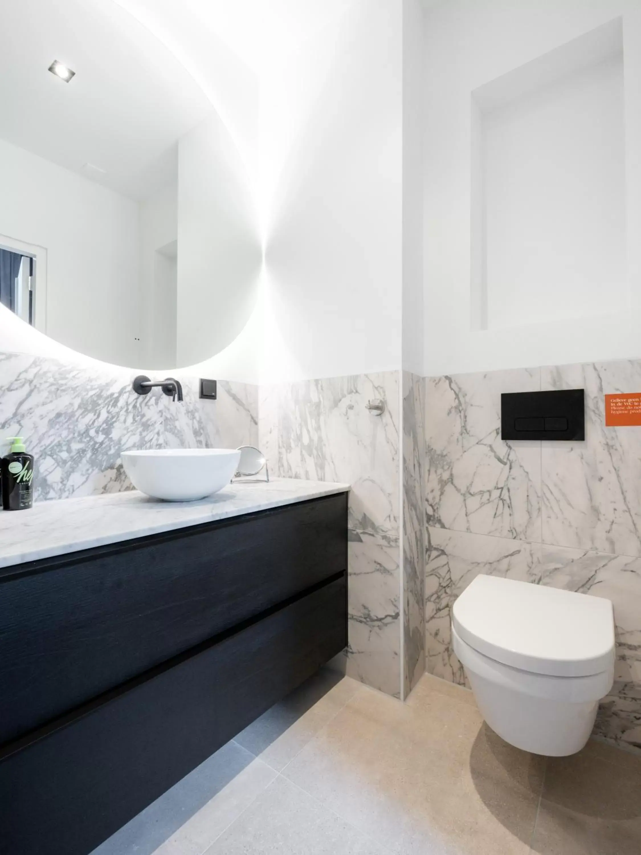 Bathroom in limehome Amsterdam Hemonystraat - Digital access