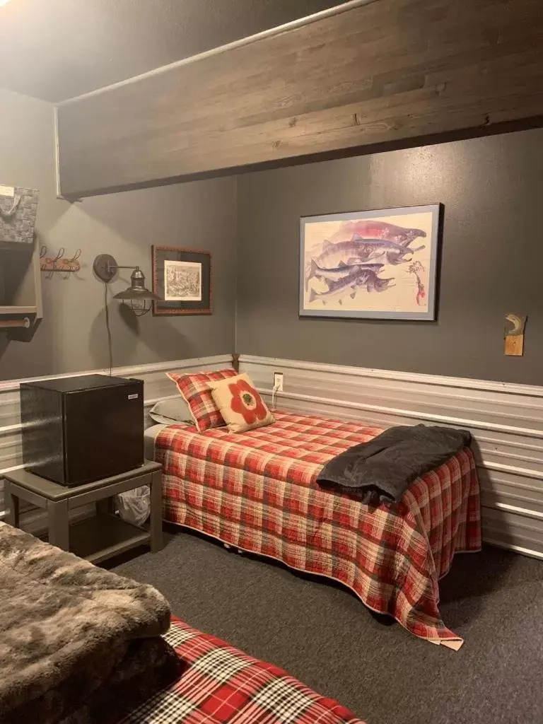 Bedroom, Bed in Clam Gulch Lodge