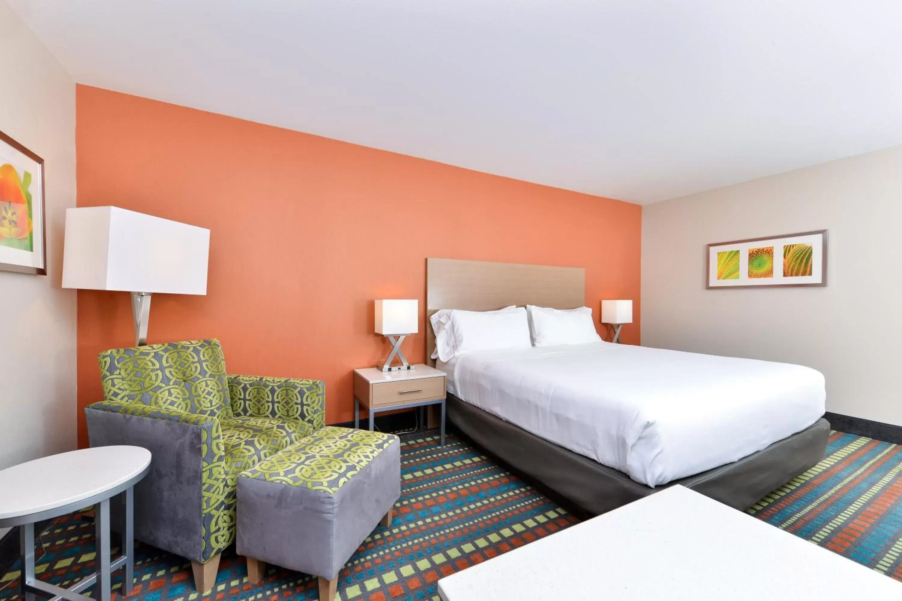 Photo of the whole room, Bed in Holiday Inn Express Albuquerque N - Bernalillo, an IHG Hotel