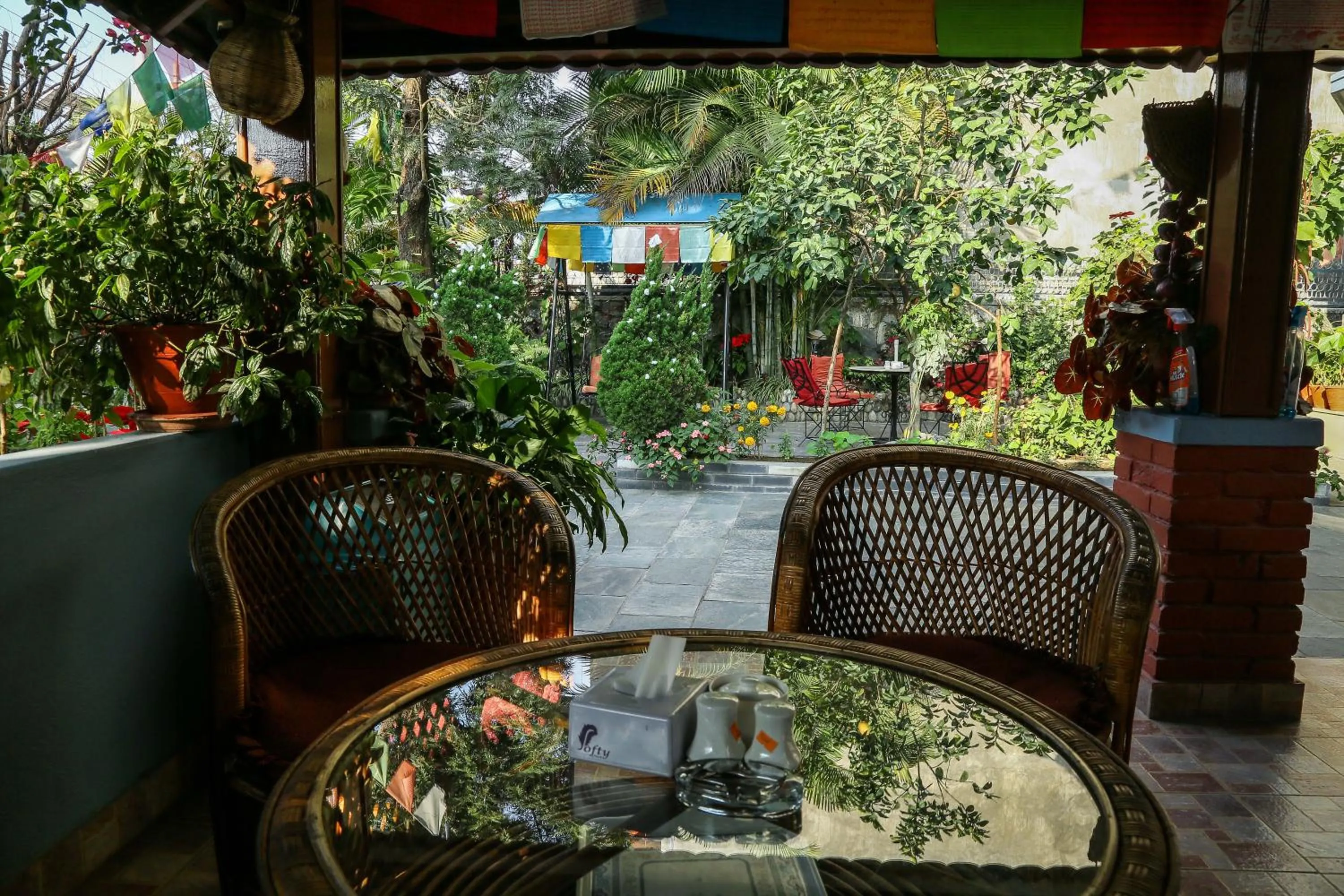 Restaurant/places to eat in Hotel Silver Oaks Inn