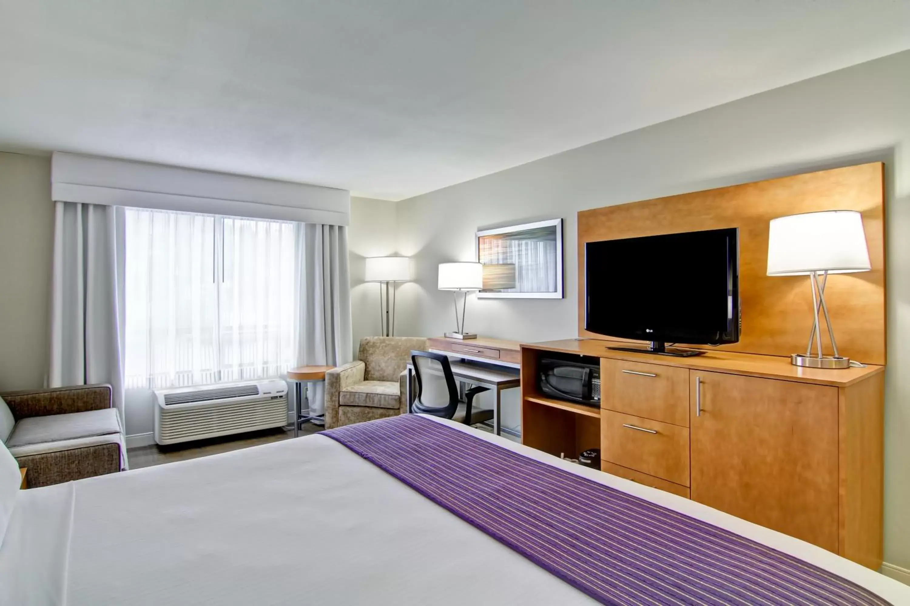 Photo of the whole room, TV/Entertainment Center in Holiday Inn Express Kamloops, an IHG Hotel