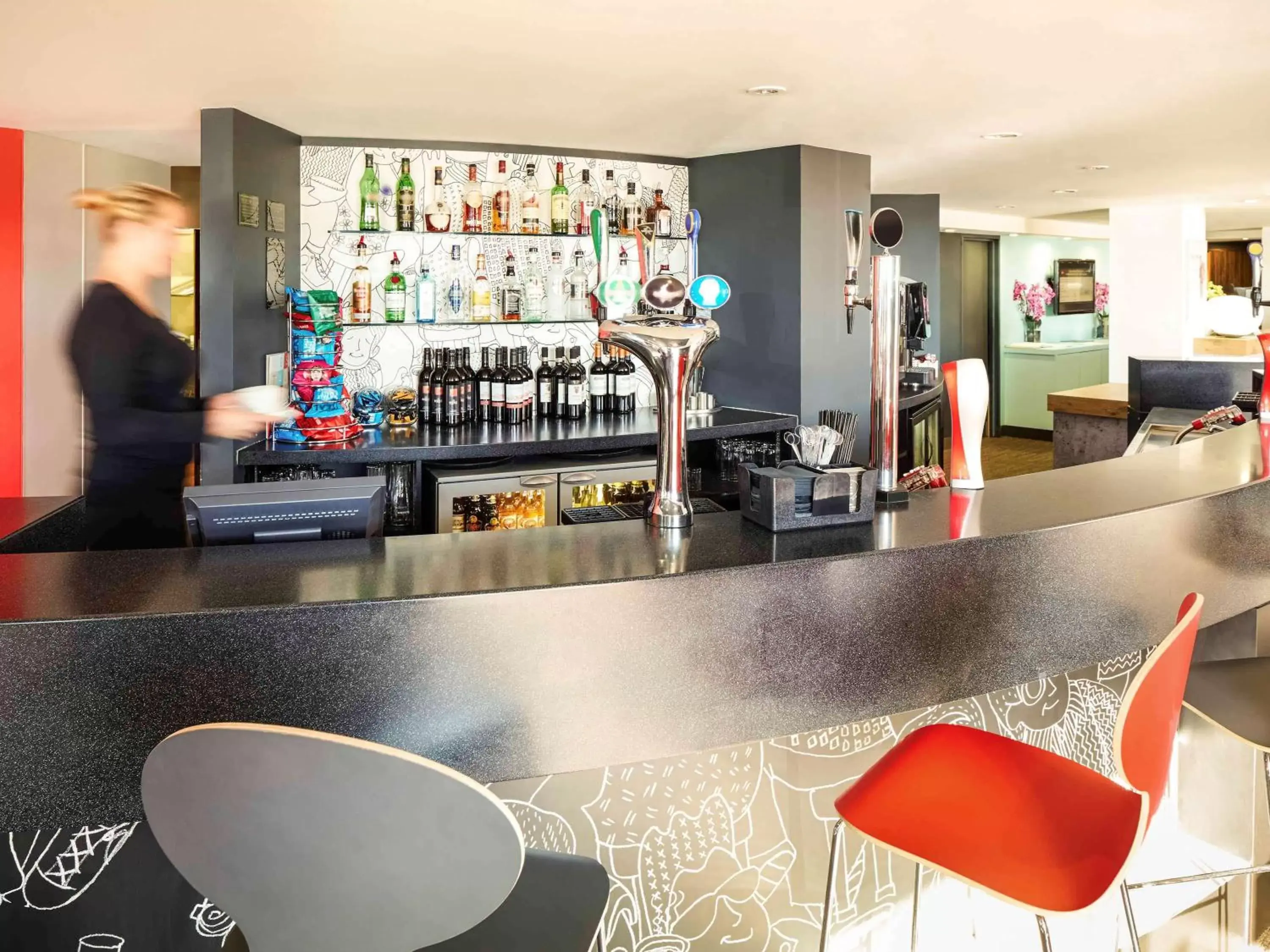 Lounge or bar, Lounge/Bar in ibis London Luton Airport