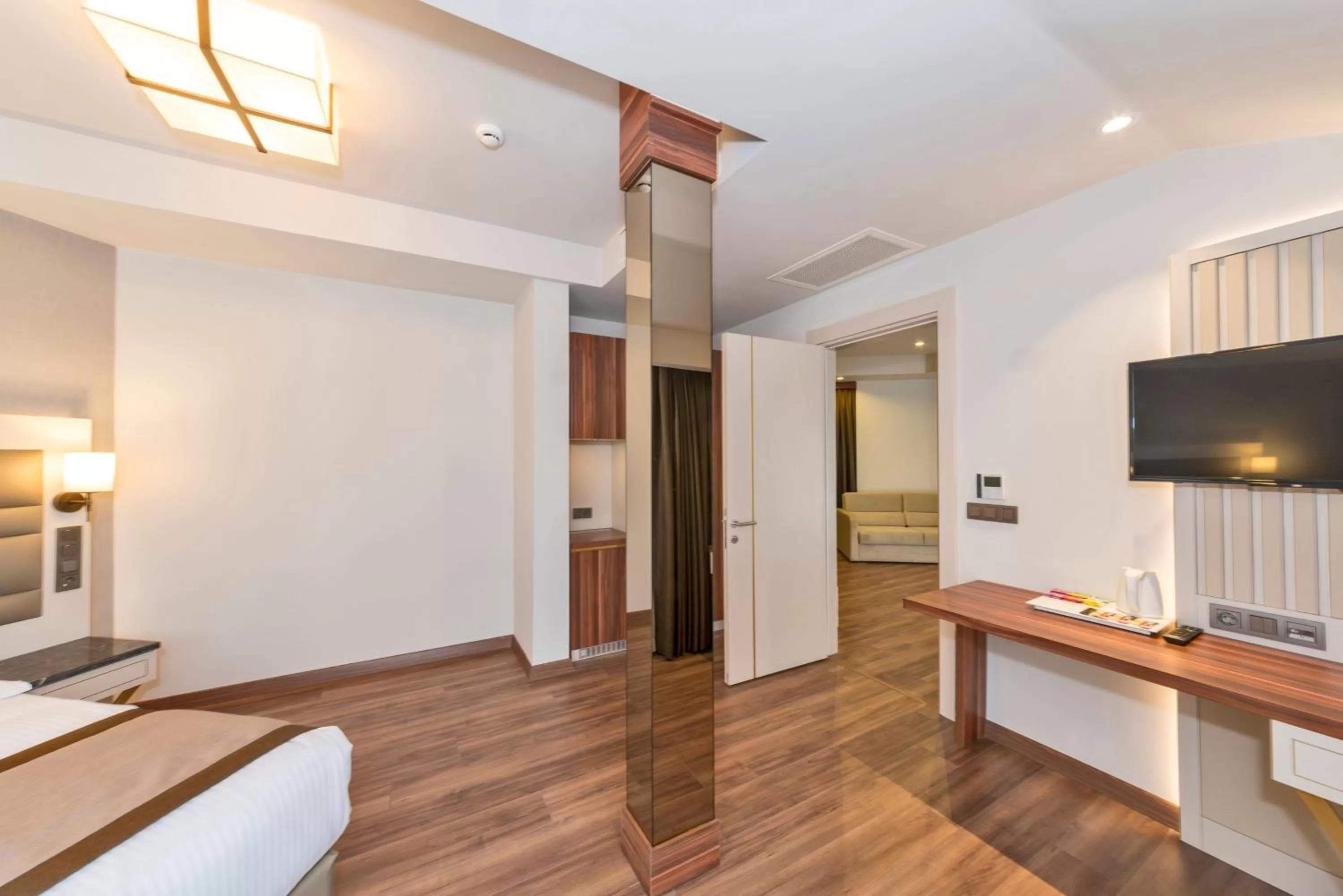 Bedroom, TV/Entertainment Center in Golden Royal Hotel