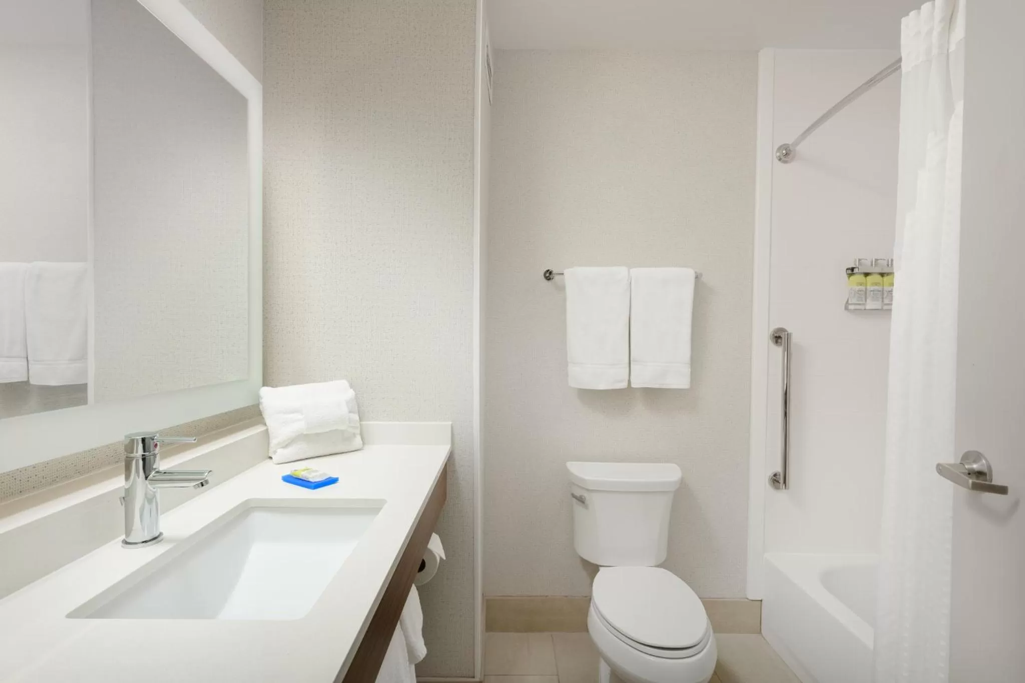 Bathroom in Holiday Inn Express - Tullahoma by IHG