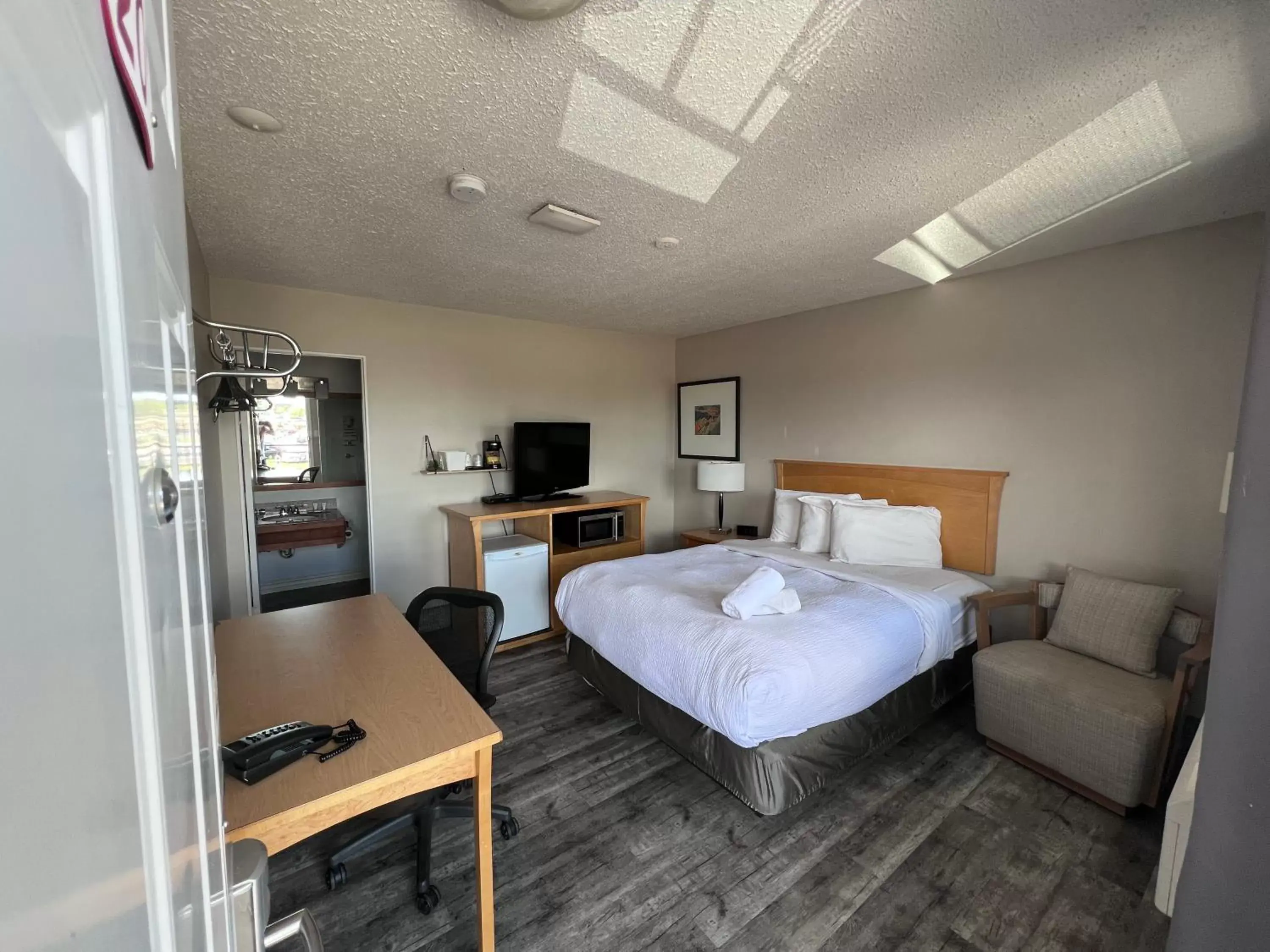 Queen Room - Smoking in Thriftlodge Saskatoon Queen Room - Smoking in Thriftlodge Saskatoon