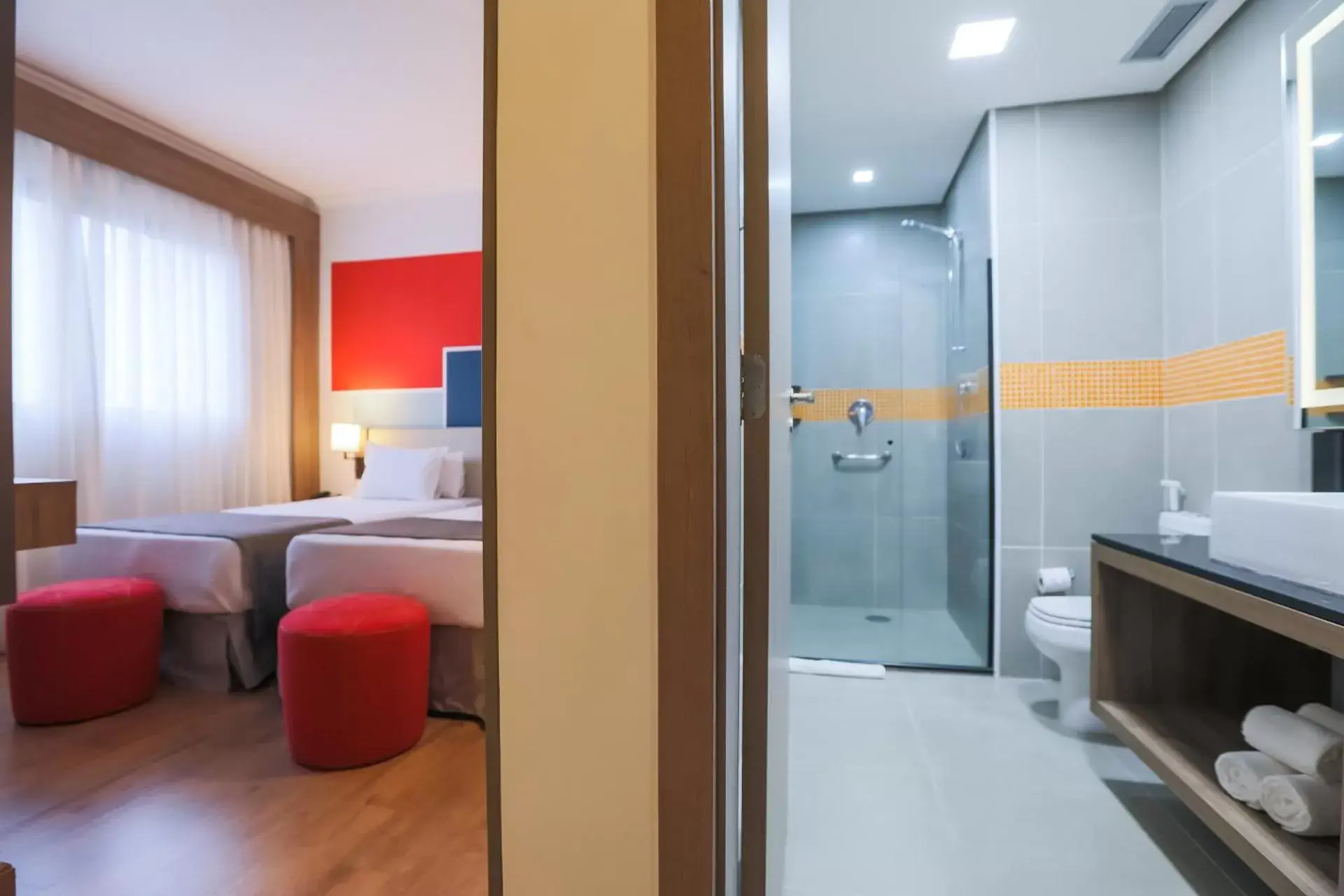 Shower, Bathroom in TRYP By Wyndham Ribeirão Preto