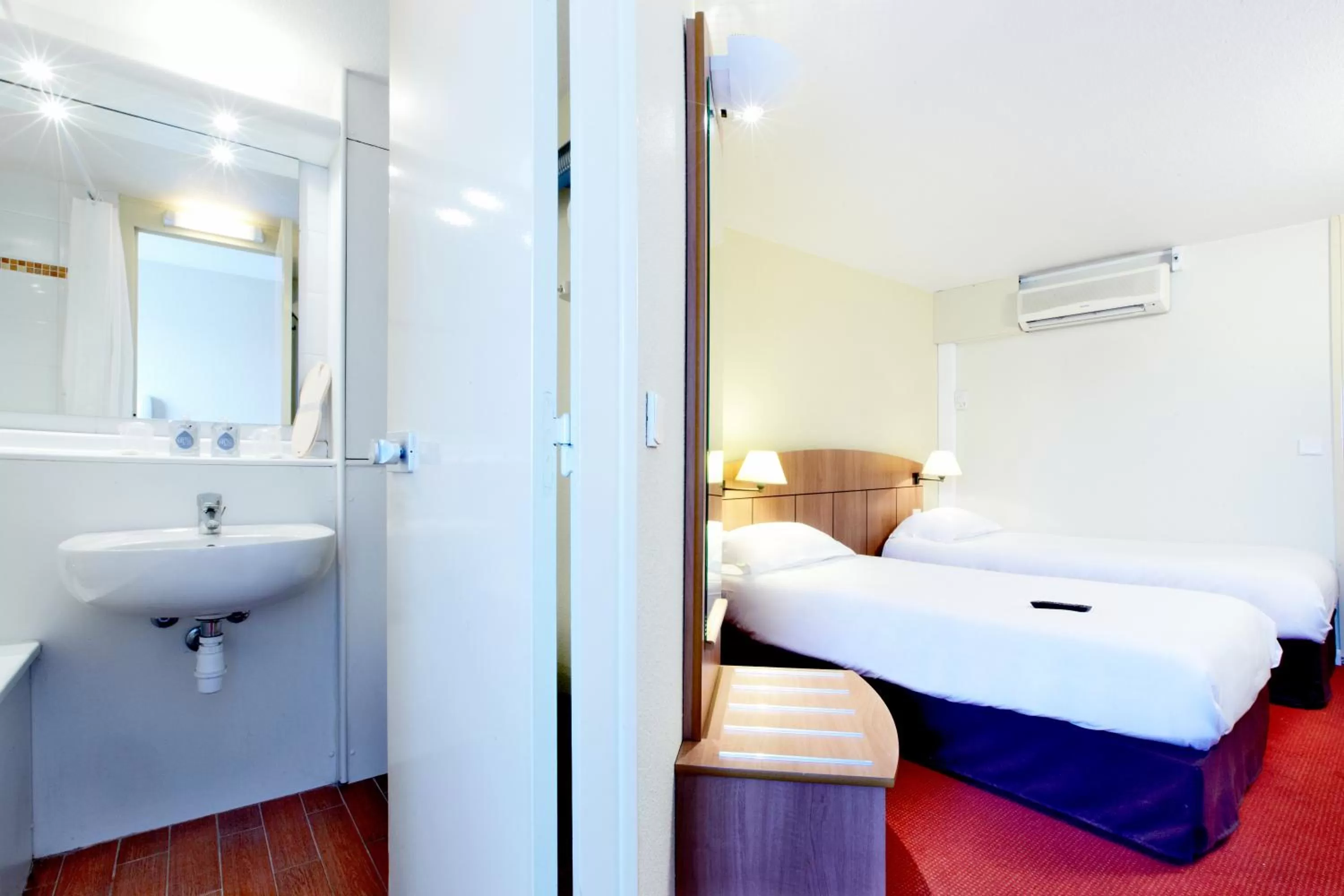 Bathroom, Bed in Kyriad Genève St-Genis-Pouilly