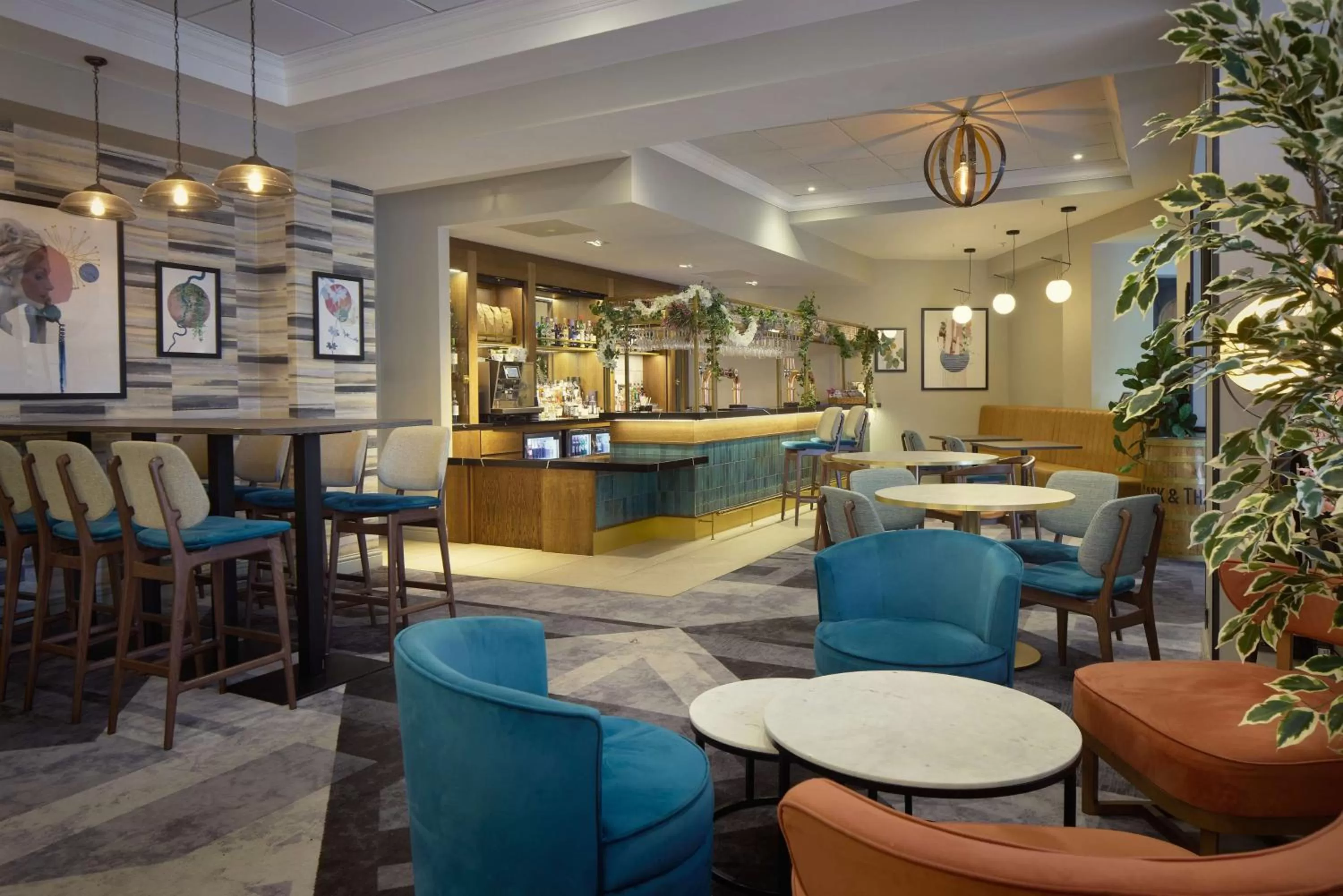 Lounge or bar in DoubleTree by Hilton Dartford Bridge