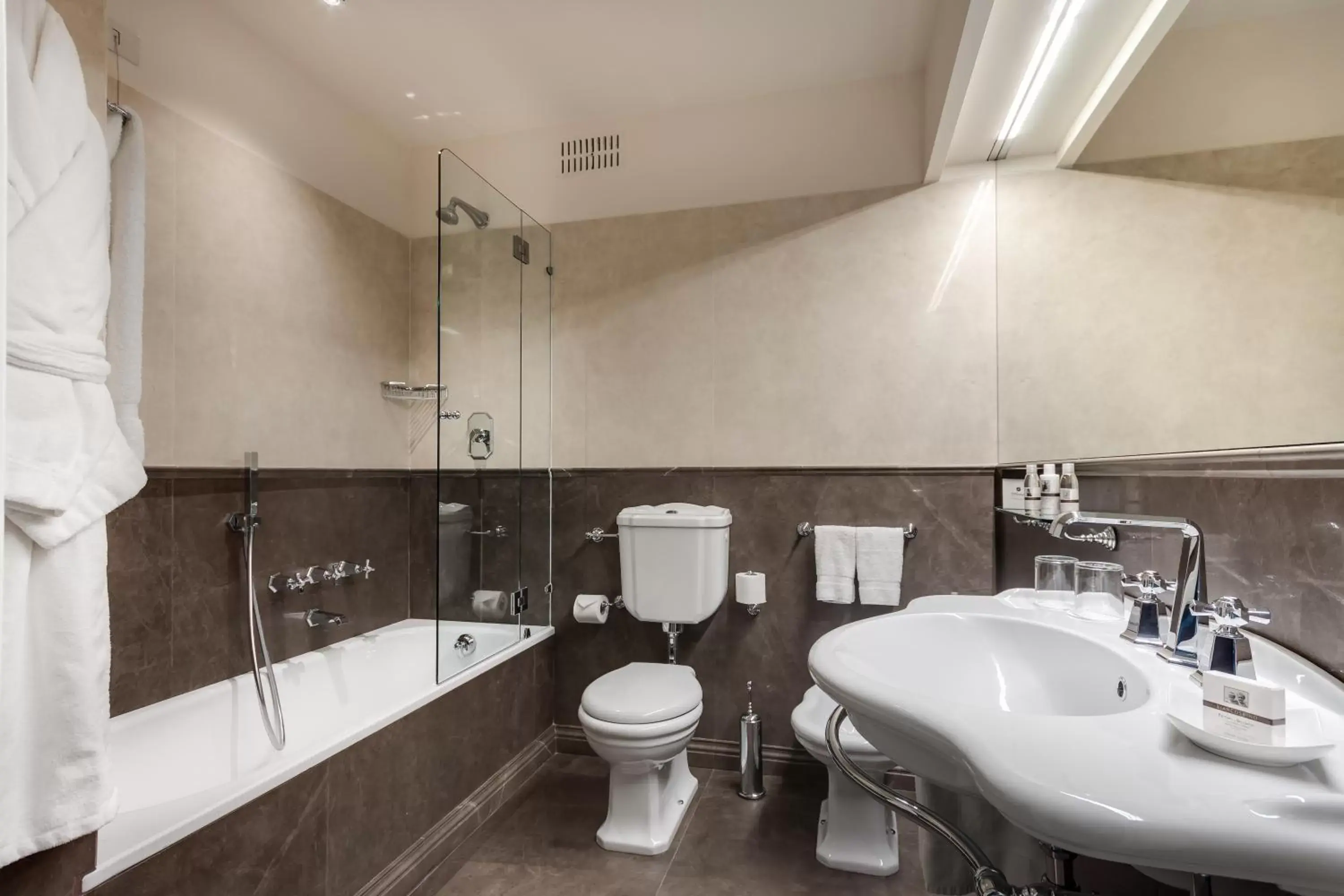 Bathroom in Plaza Hotel Lucchesi