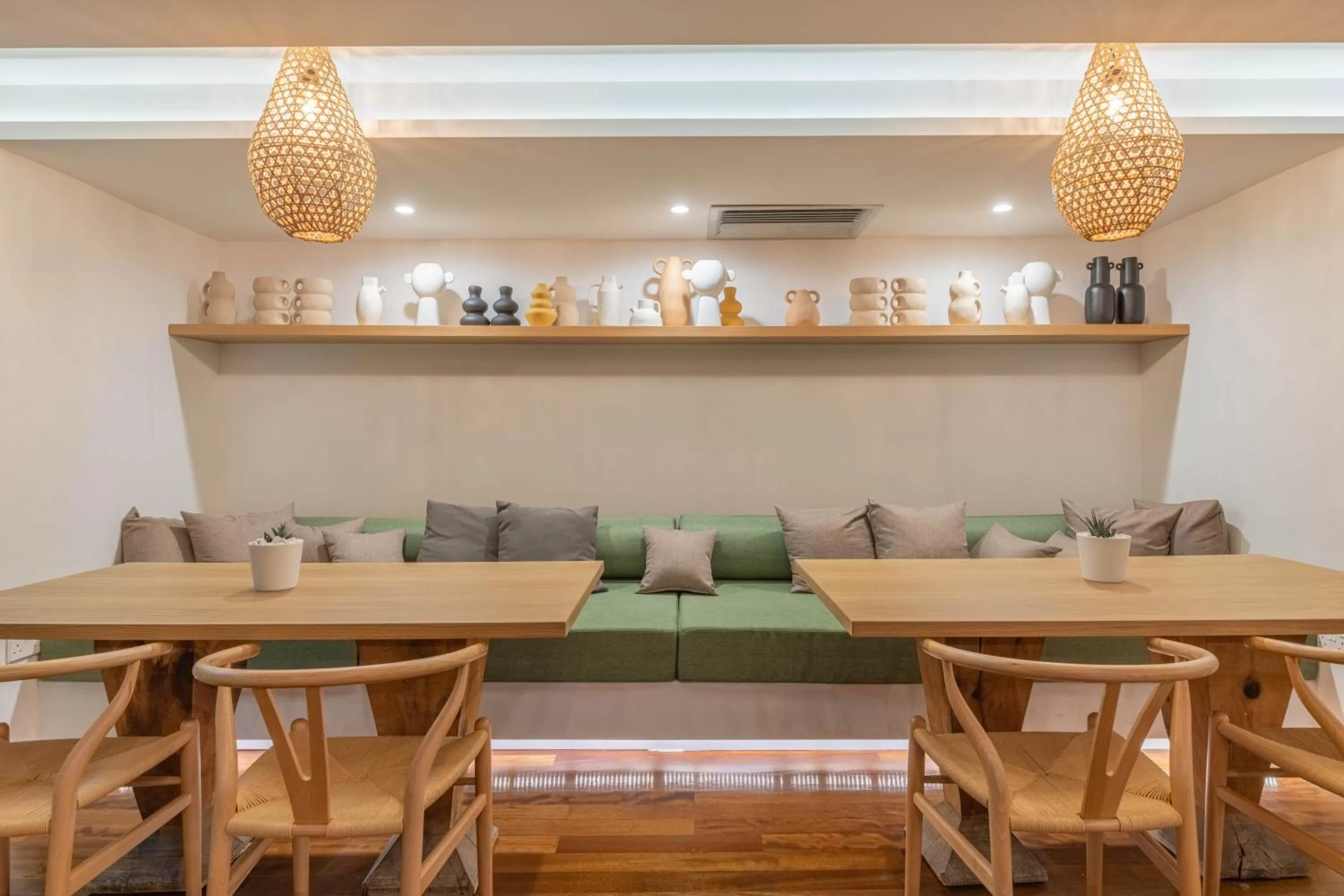 Restaurant/places to eat in Napa Mermaid Hotel & Suites