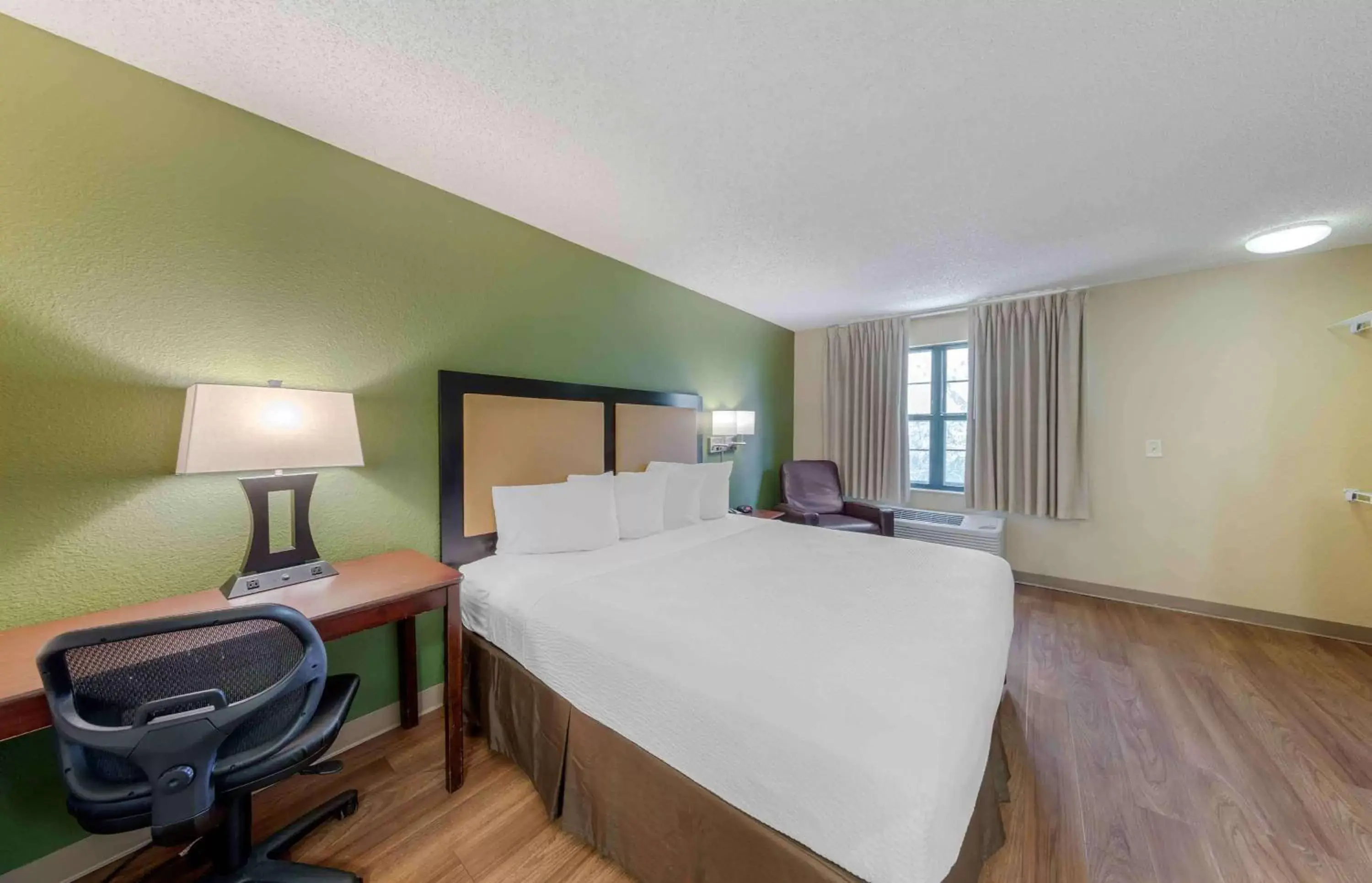 Bedroom, Bed in Extended Stay America Suites - Los Angeles - Arcadia