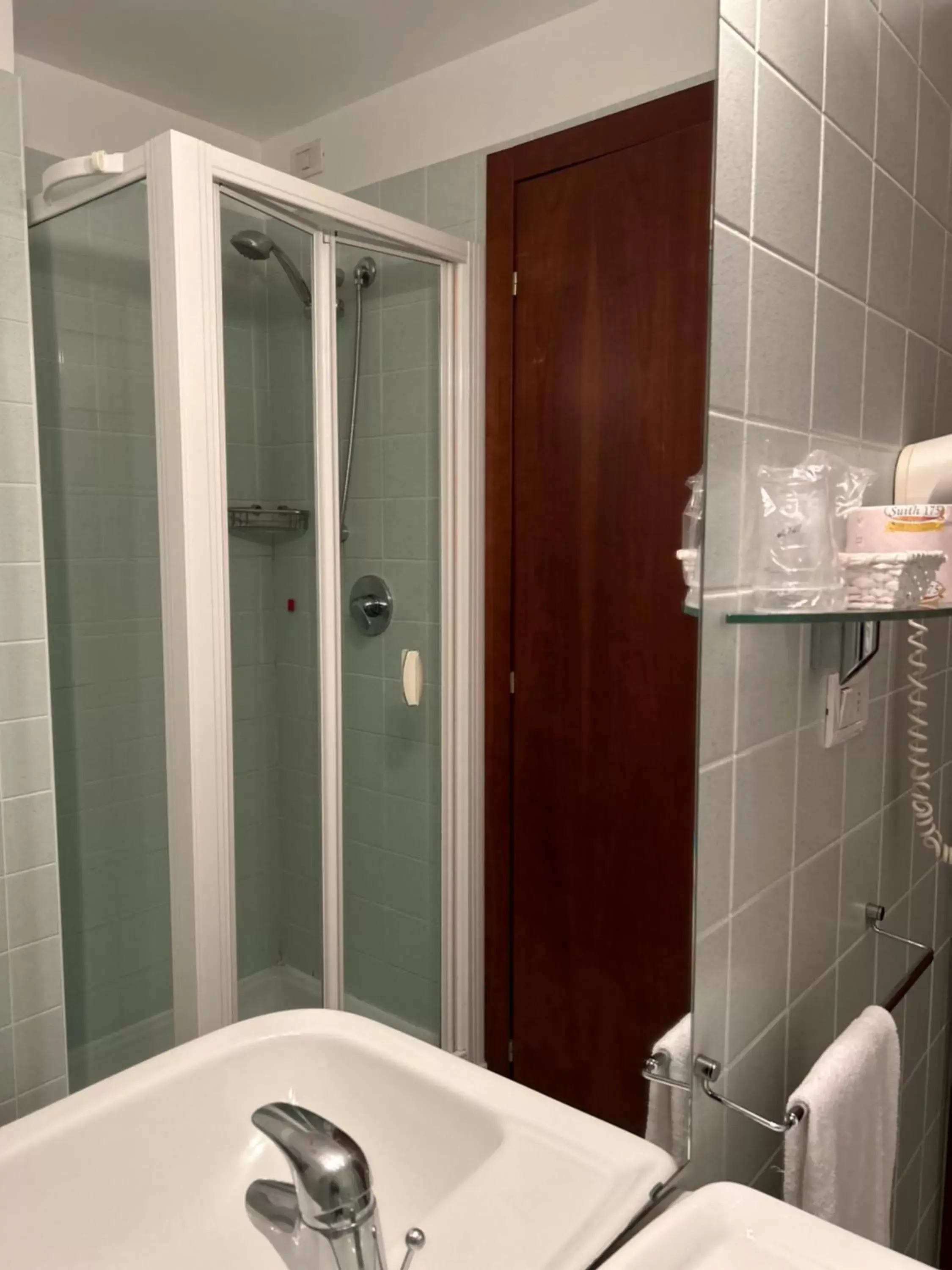 Shower, Bathroom in Hotel Due Torri Tempesta