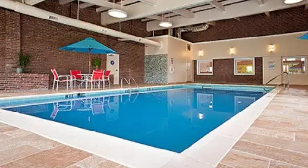 Swimming Pool in White River Inn & Suites