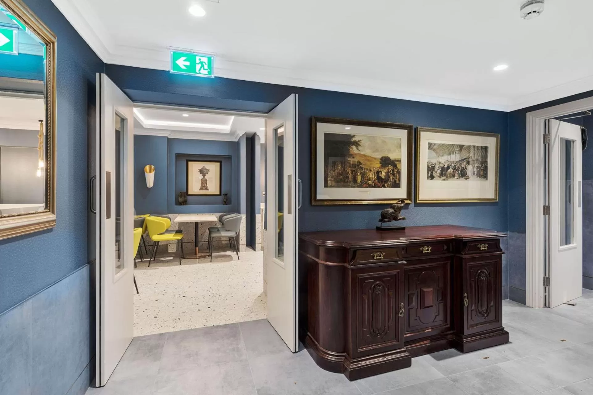 Restaurant/places to eat in Commodore Hotel