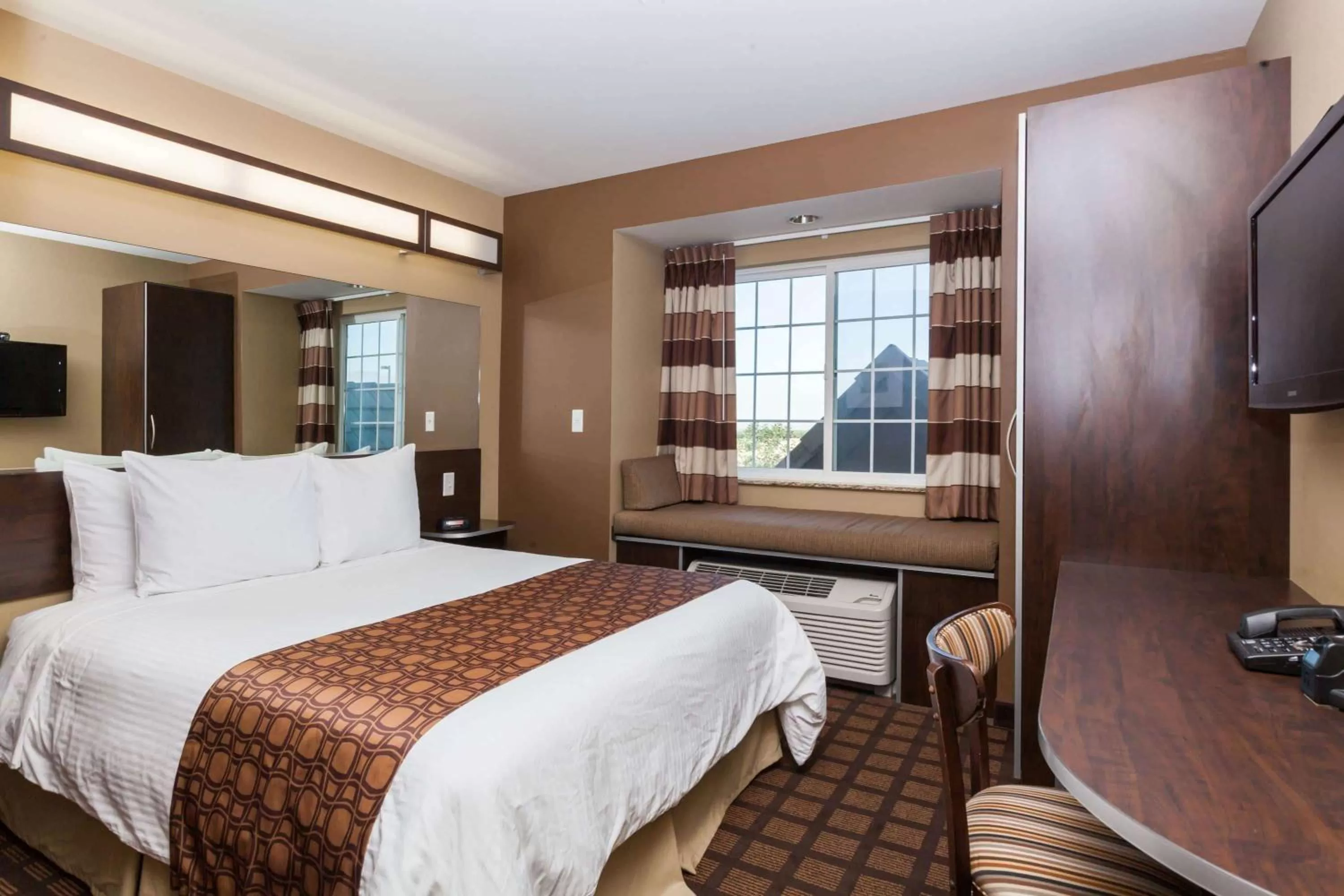Photo of the whole room, Bed in Microtel Inn & Suites by Wyndham Wheeler Ridge