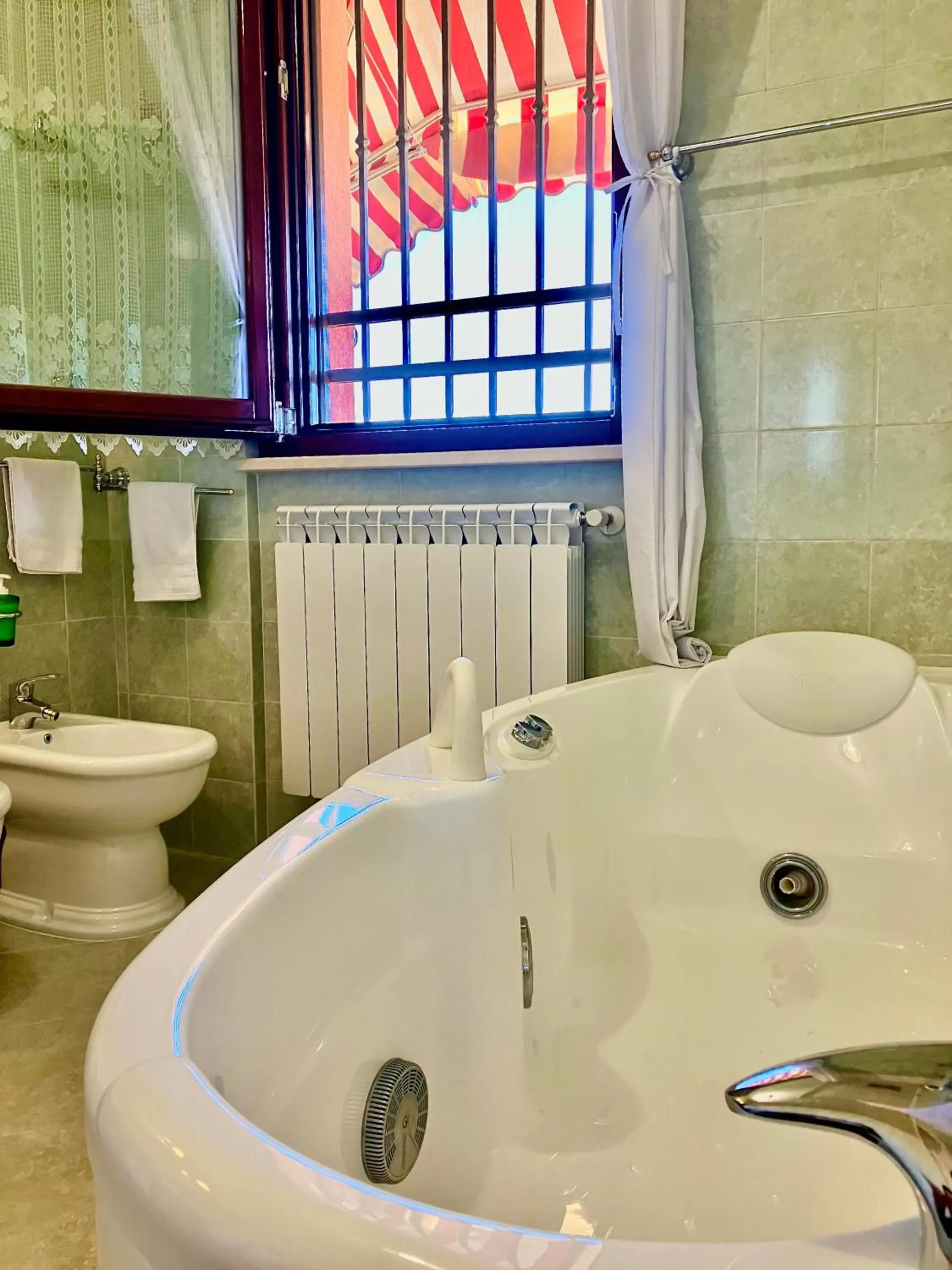 Hot Tub, Bathroom in B&B Desenzano Paradise