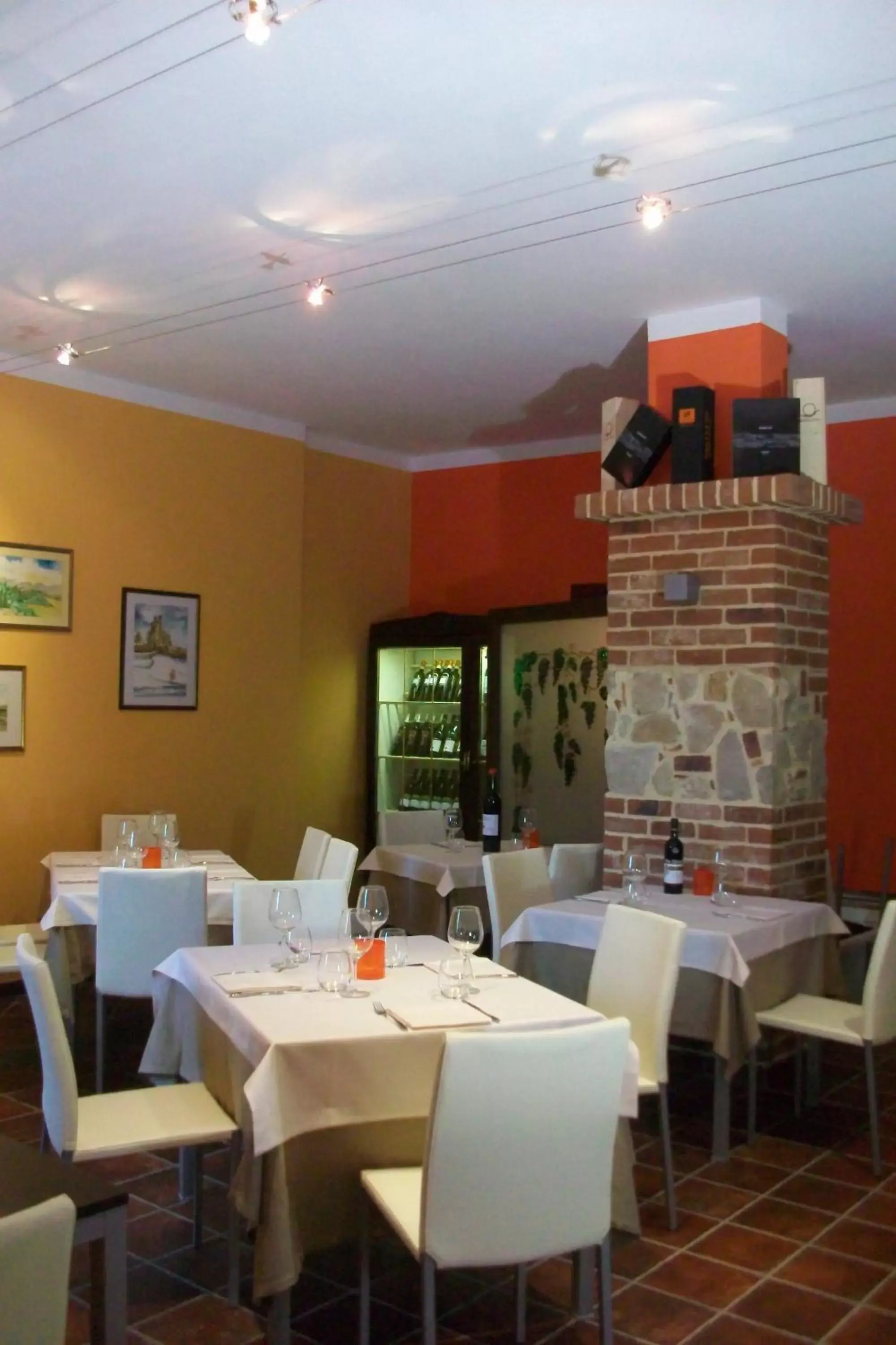 Restaurant/Places to Eat in L'Angolo di Rosina