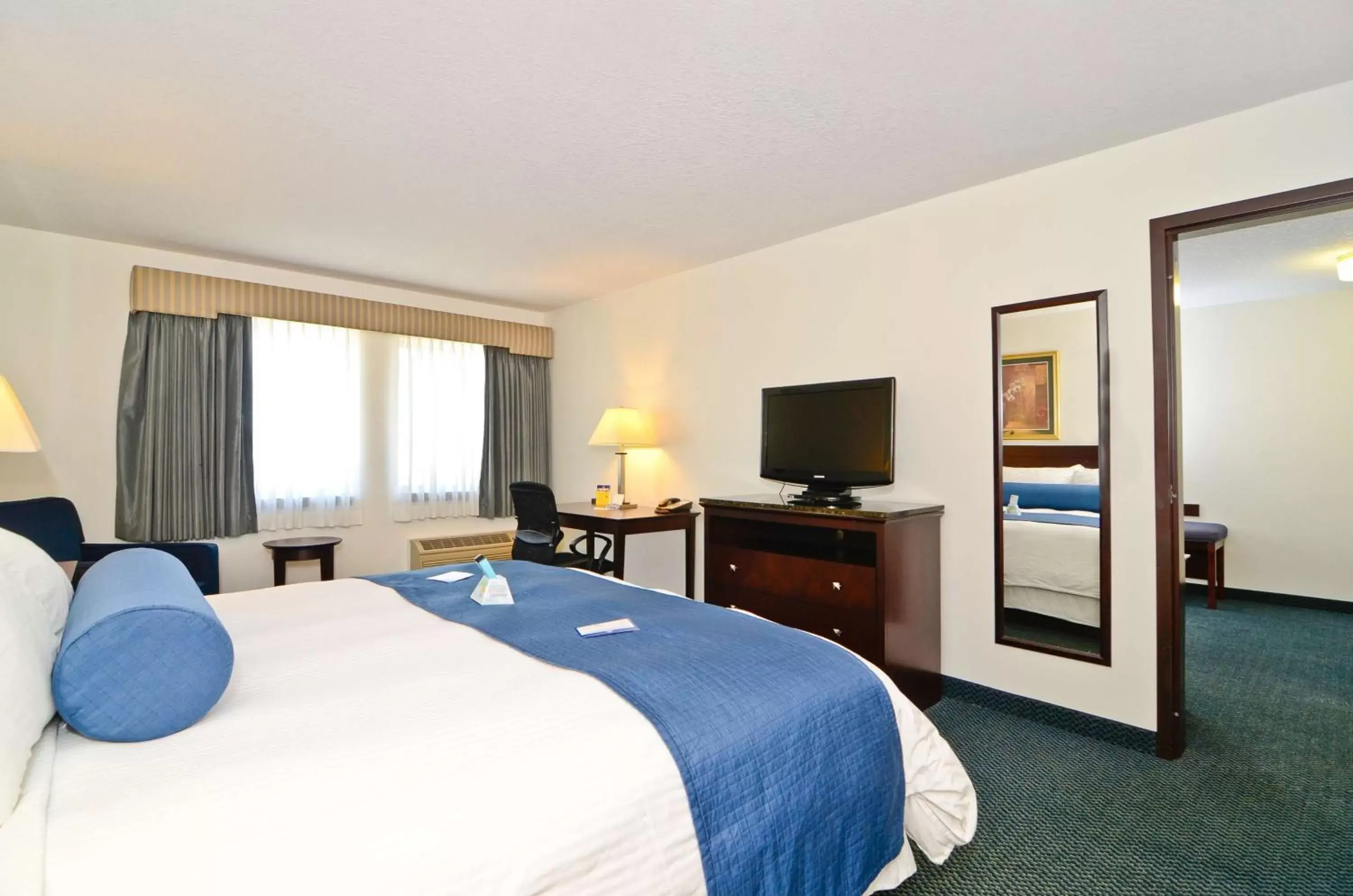 Photo of the whole room, Bed in Best Western Plus Gas City