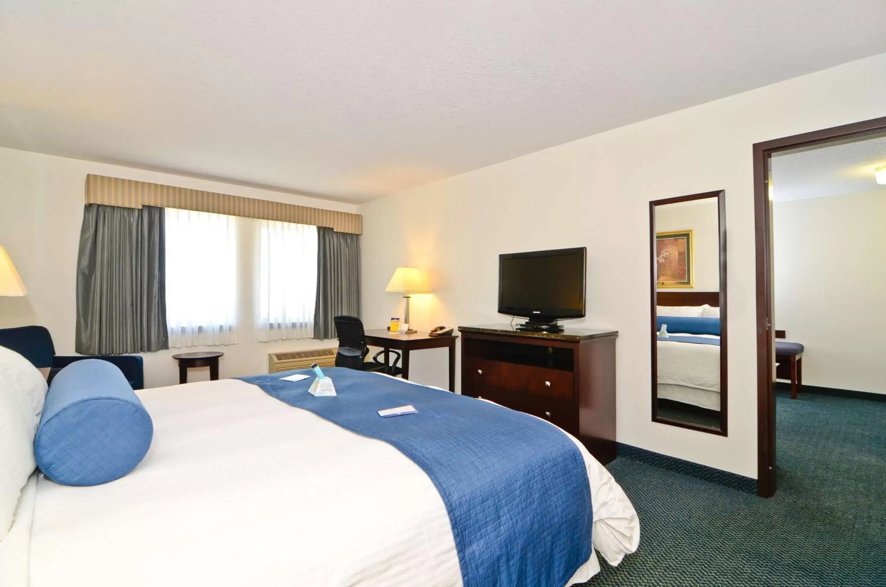 Photo of the whole room, Bed in Best Western Gas City Photo of the whole room, Bed in Best Western Gas City