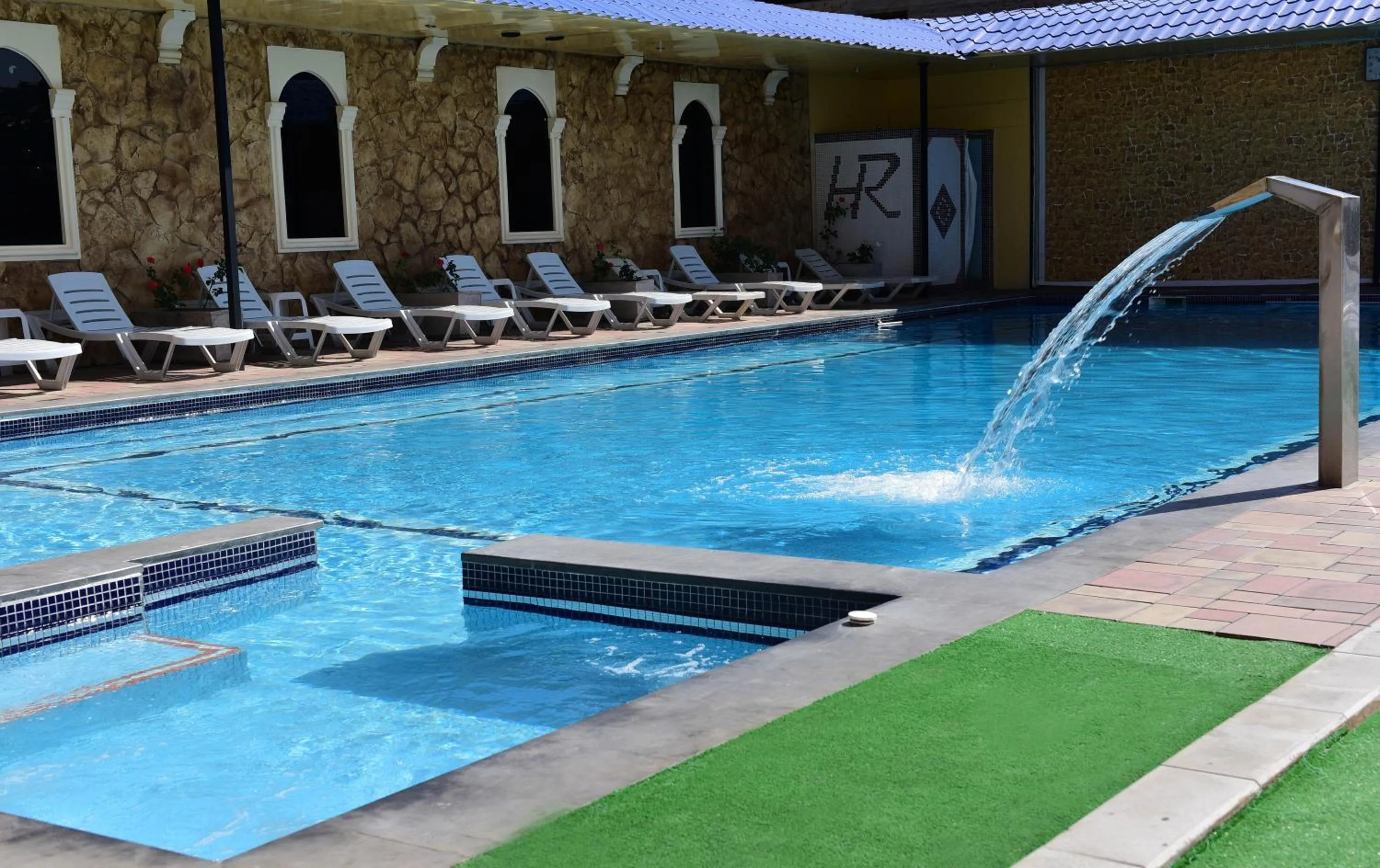 Swimming pool in Regineh Hotel