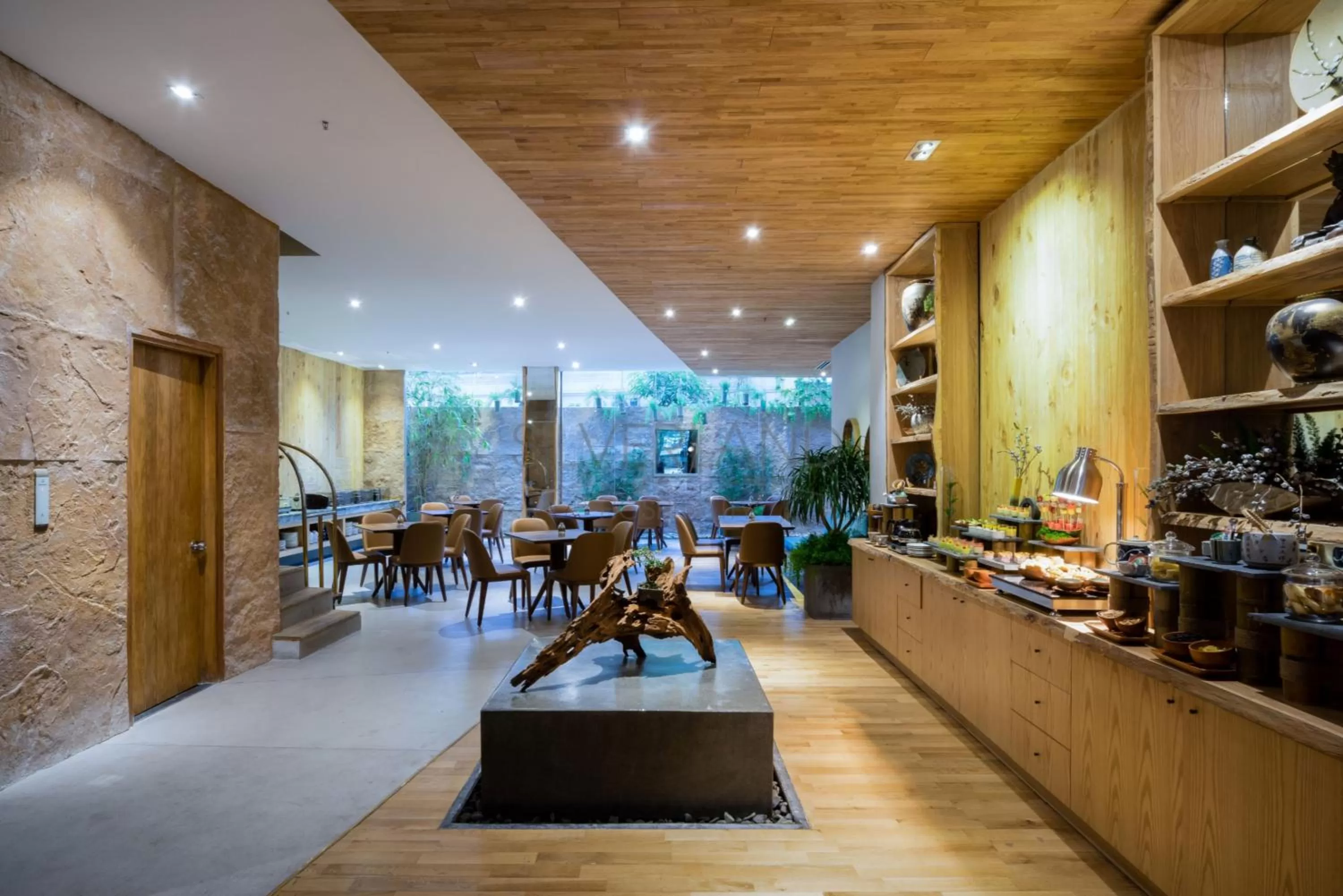 Restaurant/places to eat in Silverland Yen Hotel