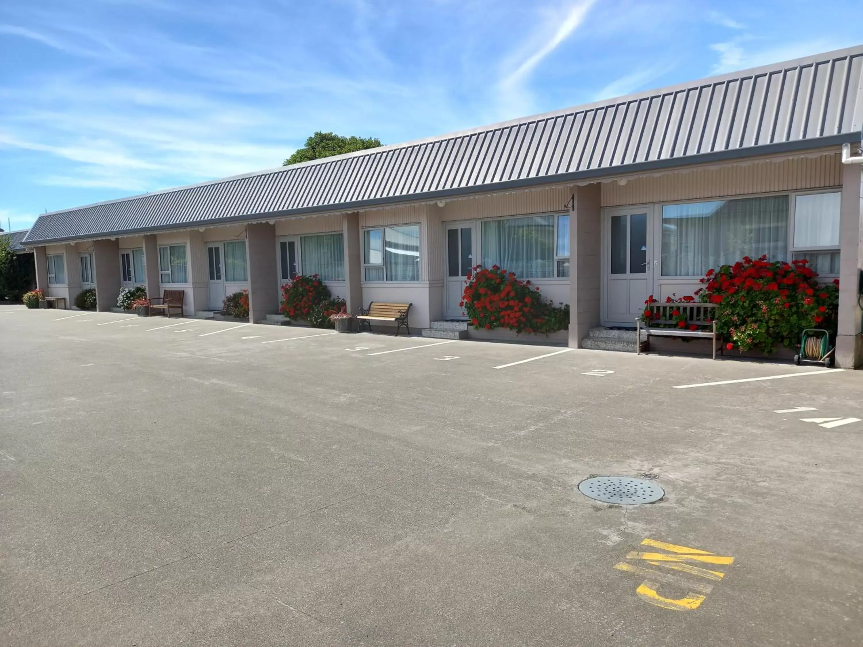 Parking, Property Building in Comfort Inn Tayesta Motel