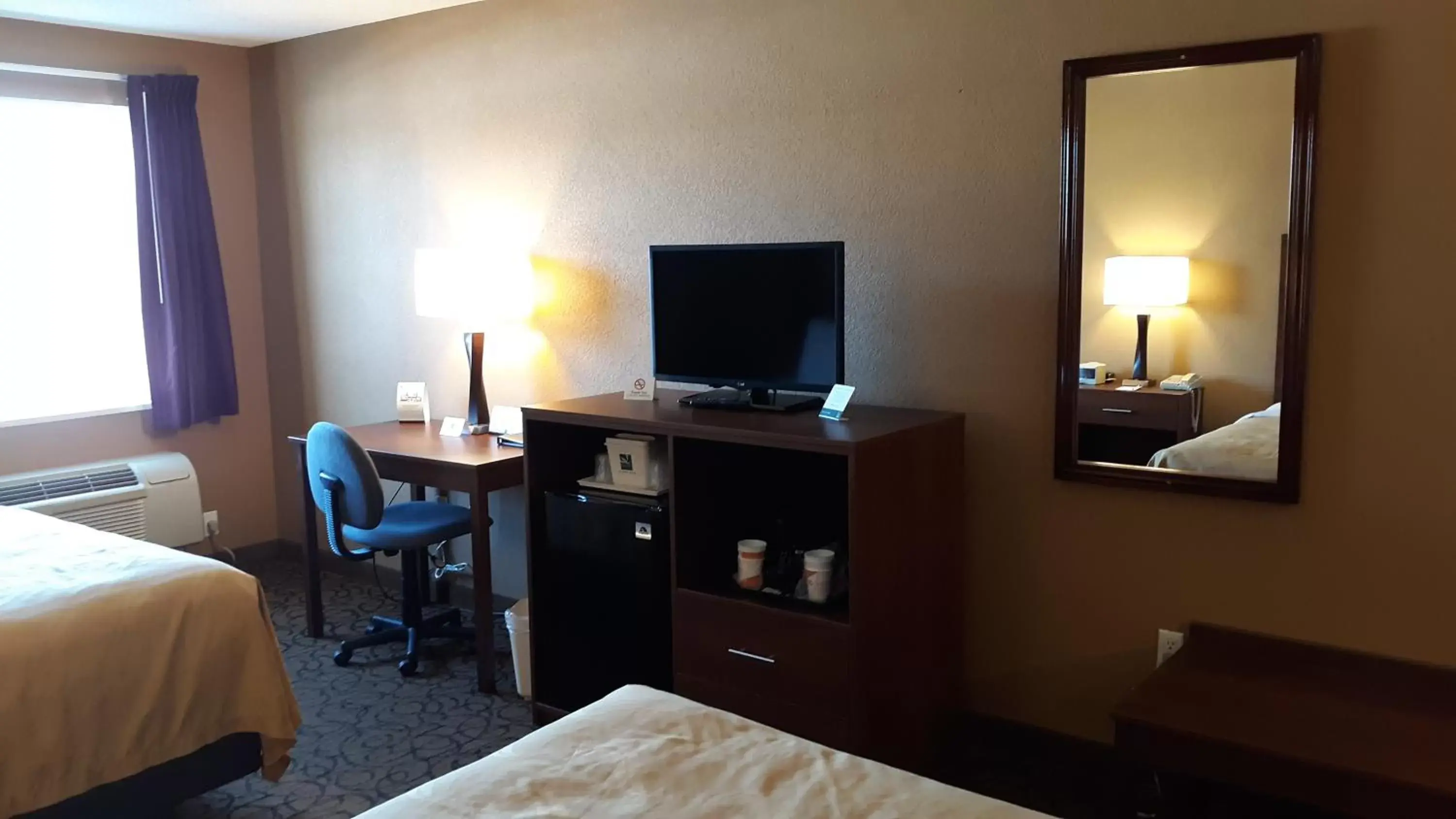 Bedroom, TV/Entertainment Center in Quality Inn & Suites