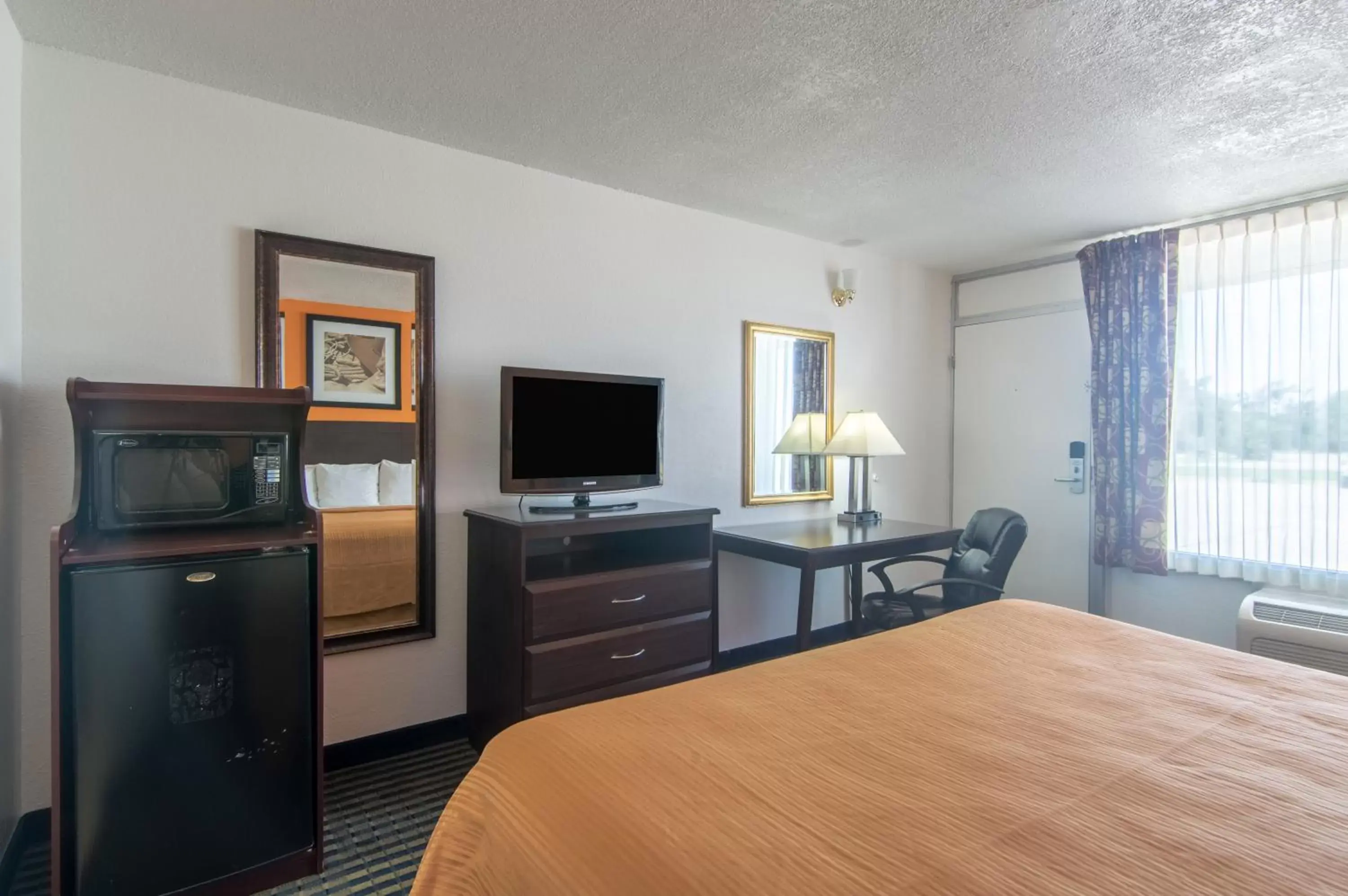 Bedroom, TV/Entertainment Center in Motel 6-Liberal, KS