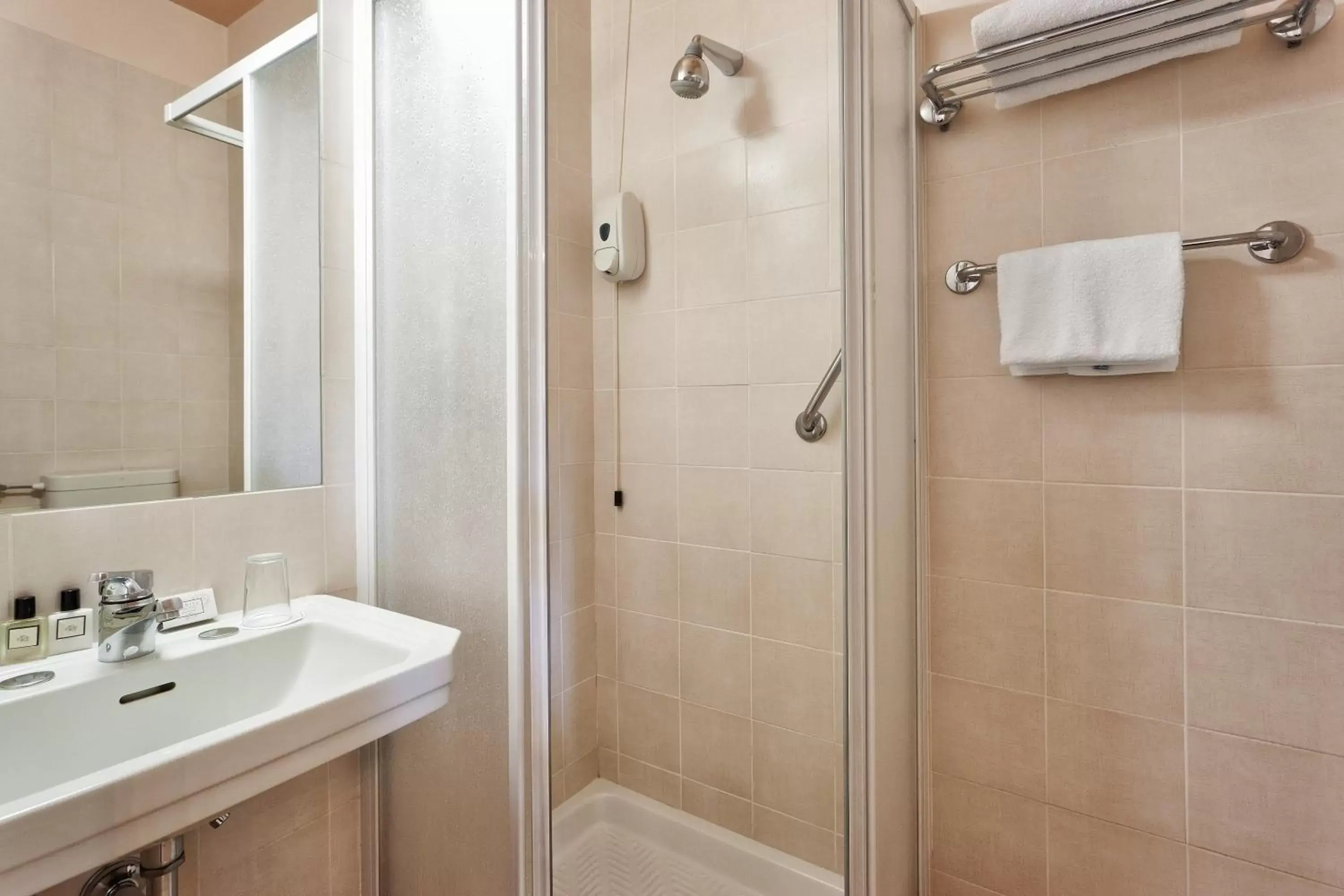 Shower, Bathroom in Hotel Ercolini & Savi