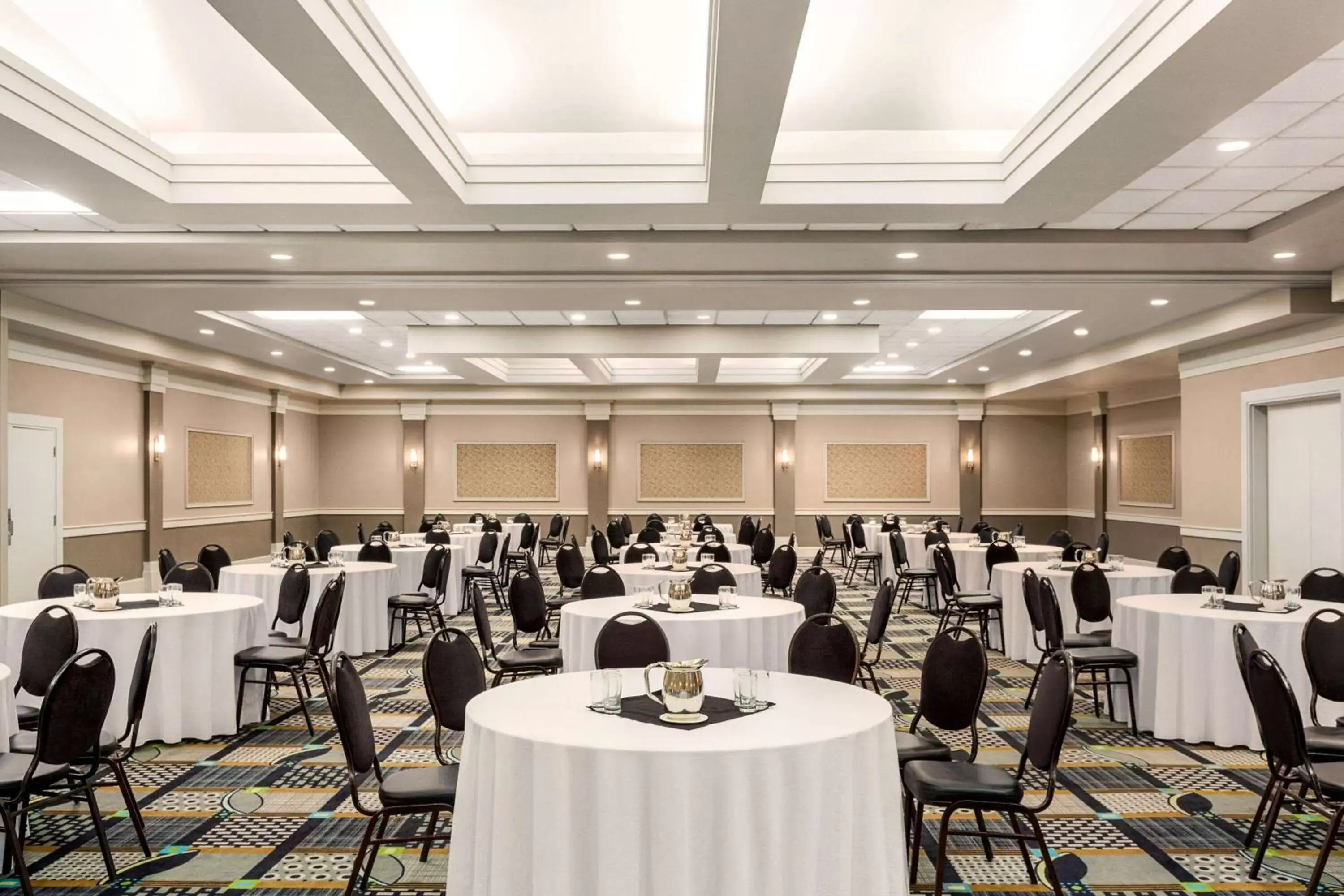 Banquet/Function facilities in Royal Hotel Edmonton Airport Trademark Collection By Wyndham