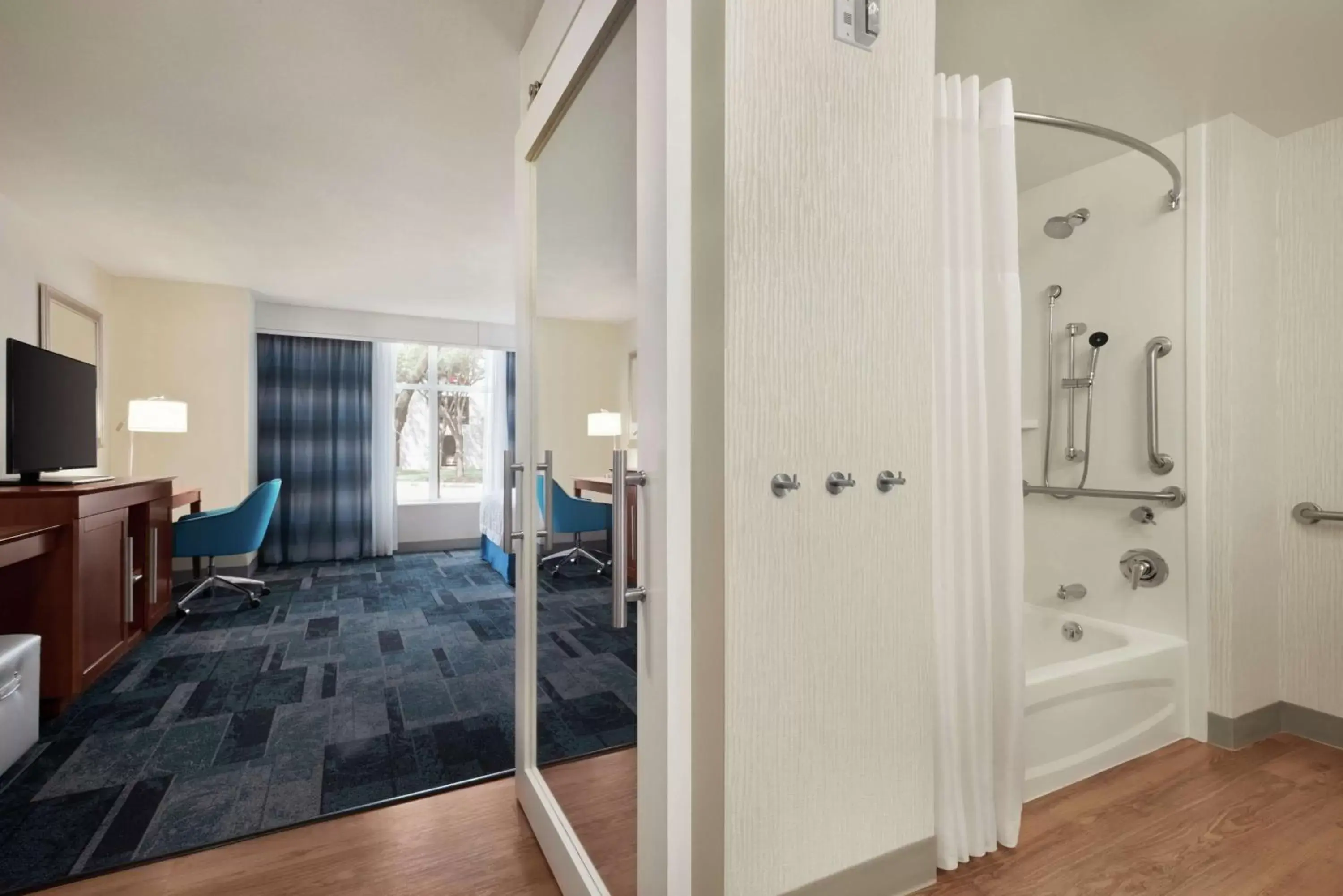 Bedroom, Bathroom in Hampton Inn & Suites Rosemont Chicago O'Hare