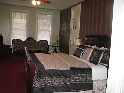 Dining Area in New Orleans Hotel Eureka Springs