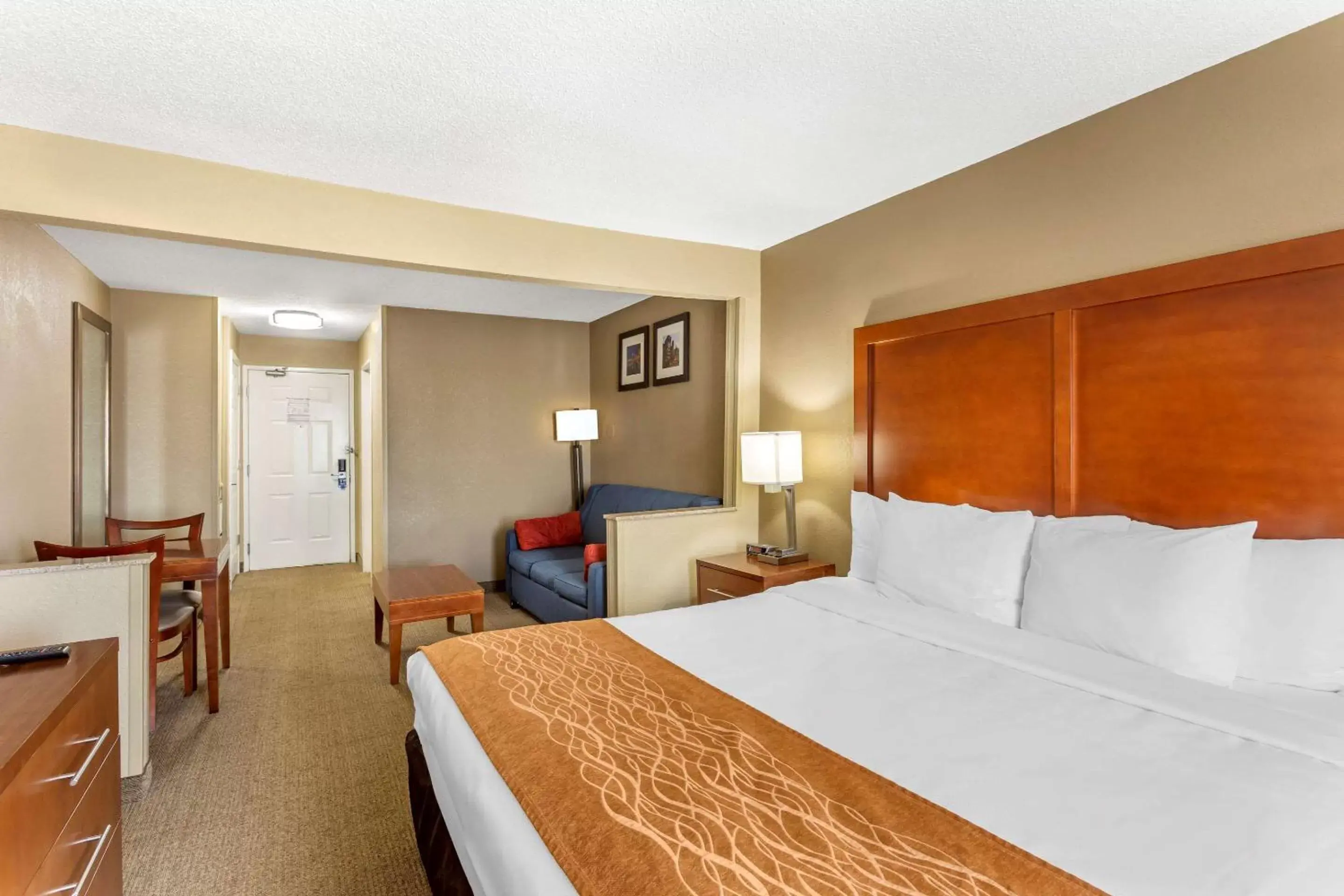 Photo of the whole room, Bed in Comfort Inn Gurnee near Six Flags