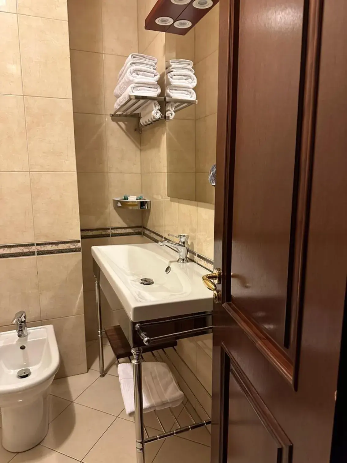 Bathroom in Dinasty Hotel