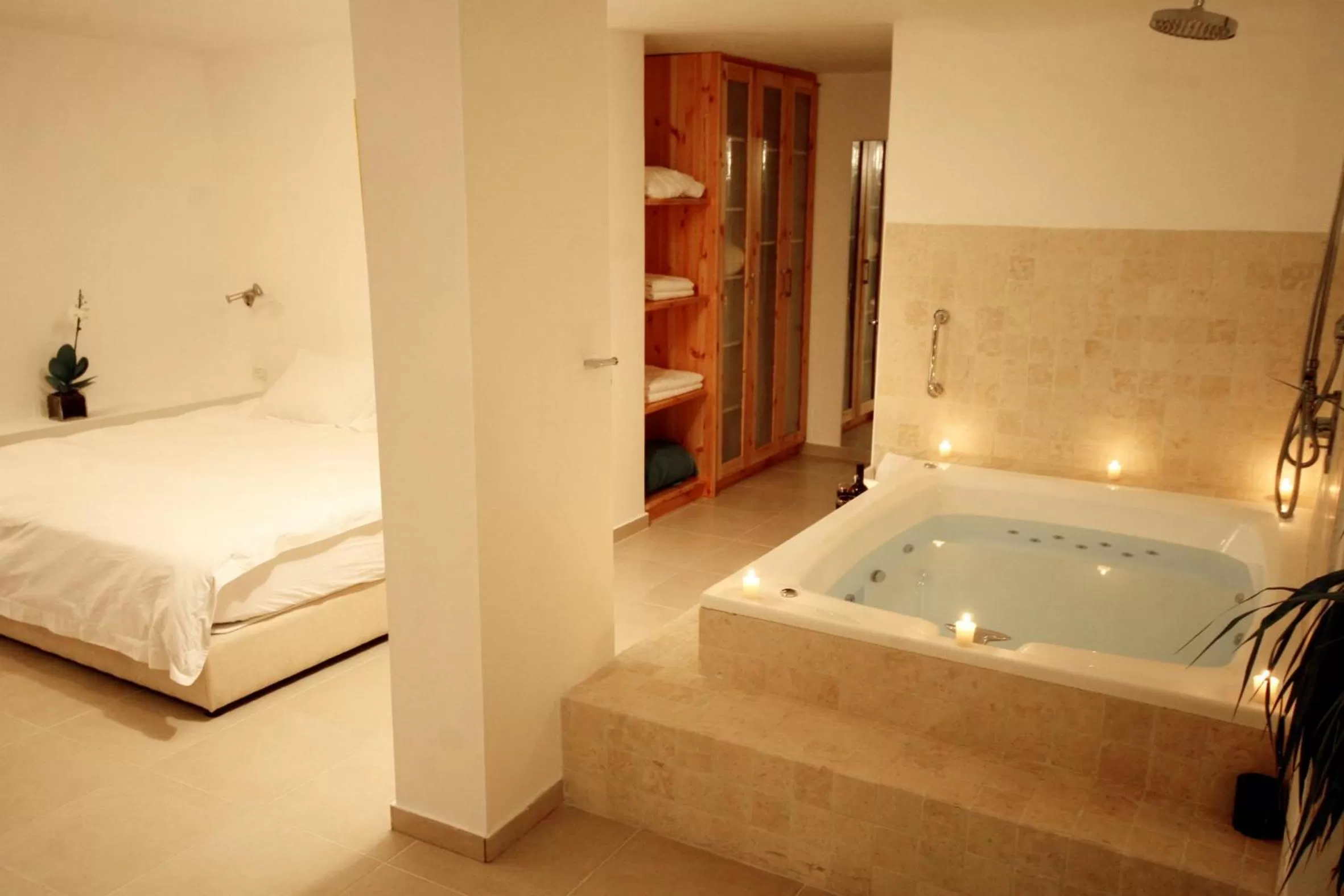 Hot Tub, Bed in Above the Sea