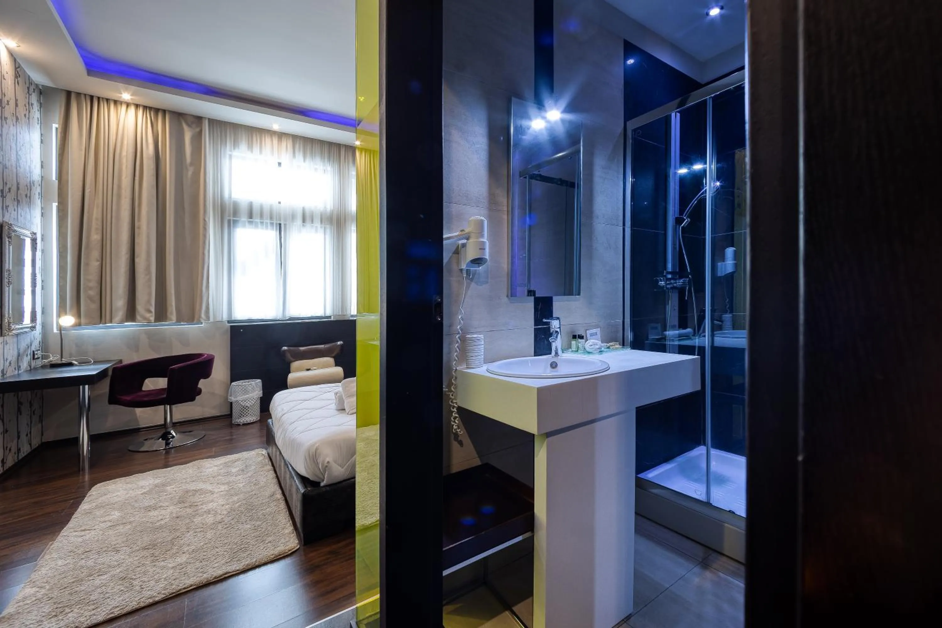 Bathroom, Bed in Gallery Art Hotel